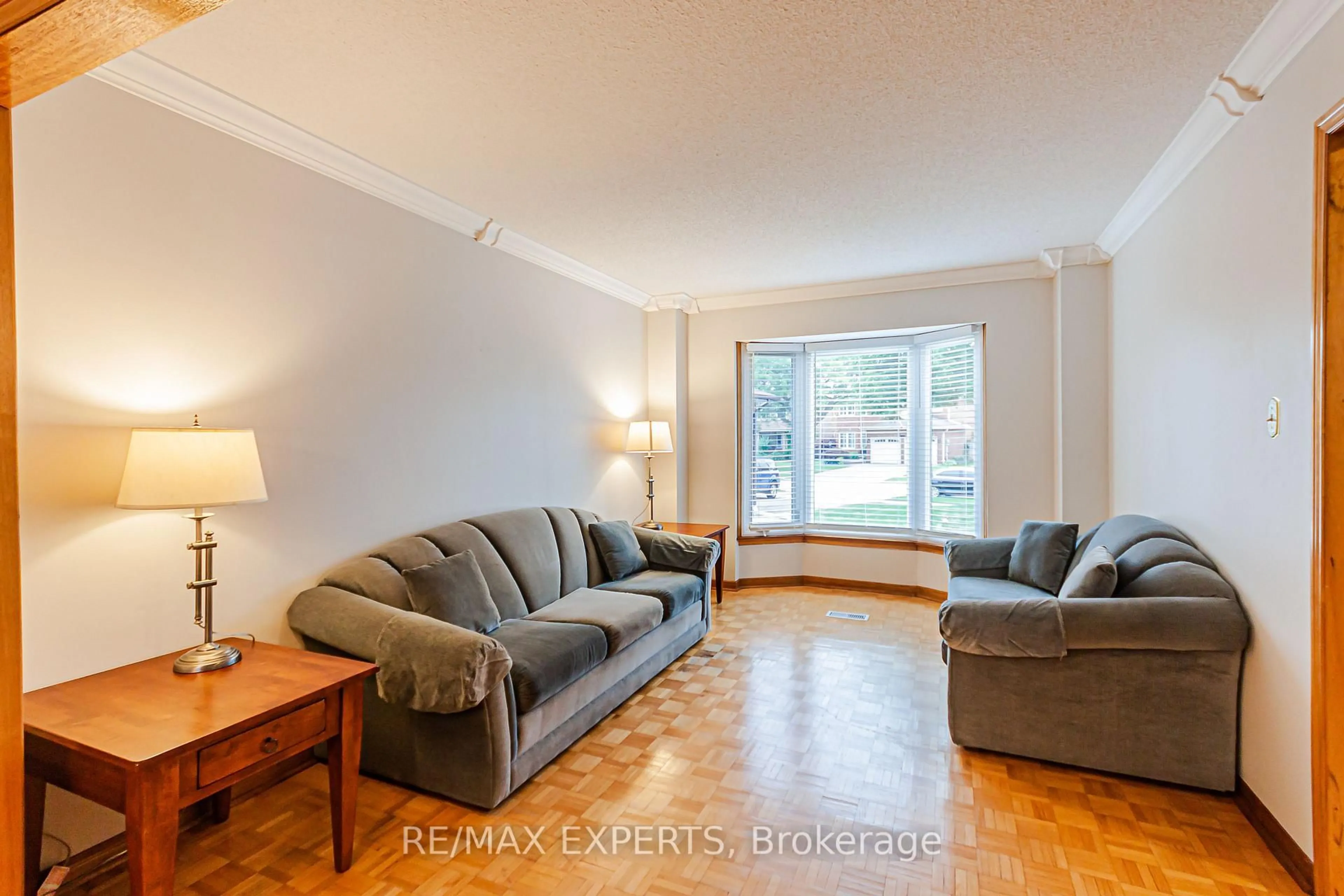 Living room with furniture, unknown for 1343 Greenwood Cres, Oakville Ontario L6J 6V4