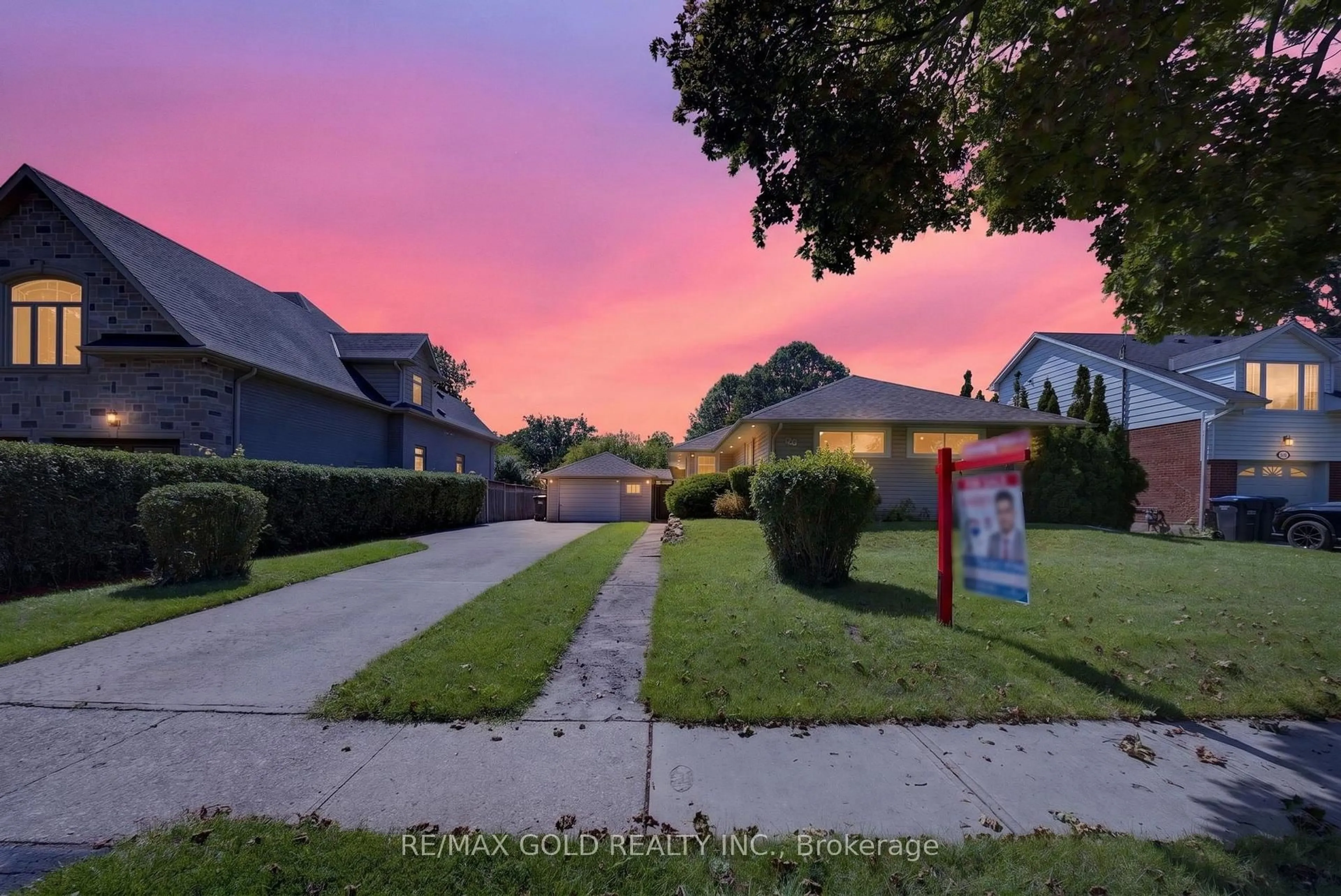 A pic from outside/outdoor area/front of a property/back of a property/a pic from drone, street for 29 Treleaven Dr, Brampton Ontario L6Y 1X7