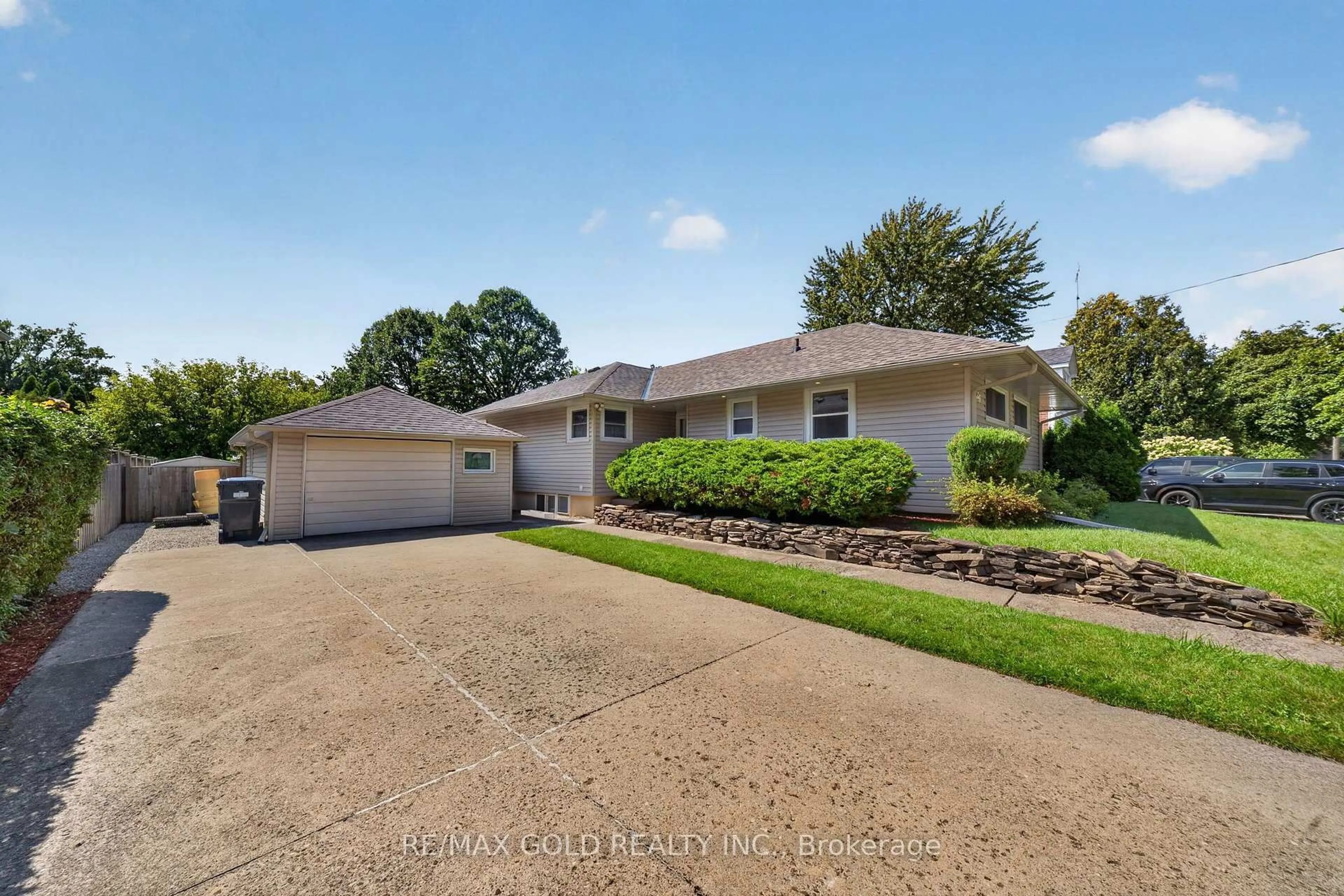 A pic from outside/outdoor area/front of a property/back of a property/a pic from drone, water/lake/river/ocean view for 29 Treleaven Dr, Brampton Ontario L6Y 1X7