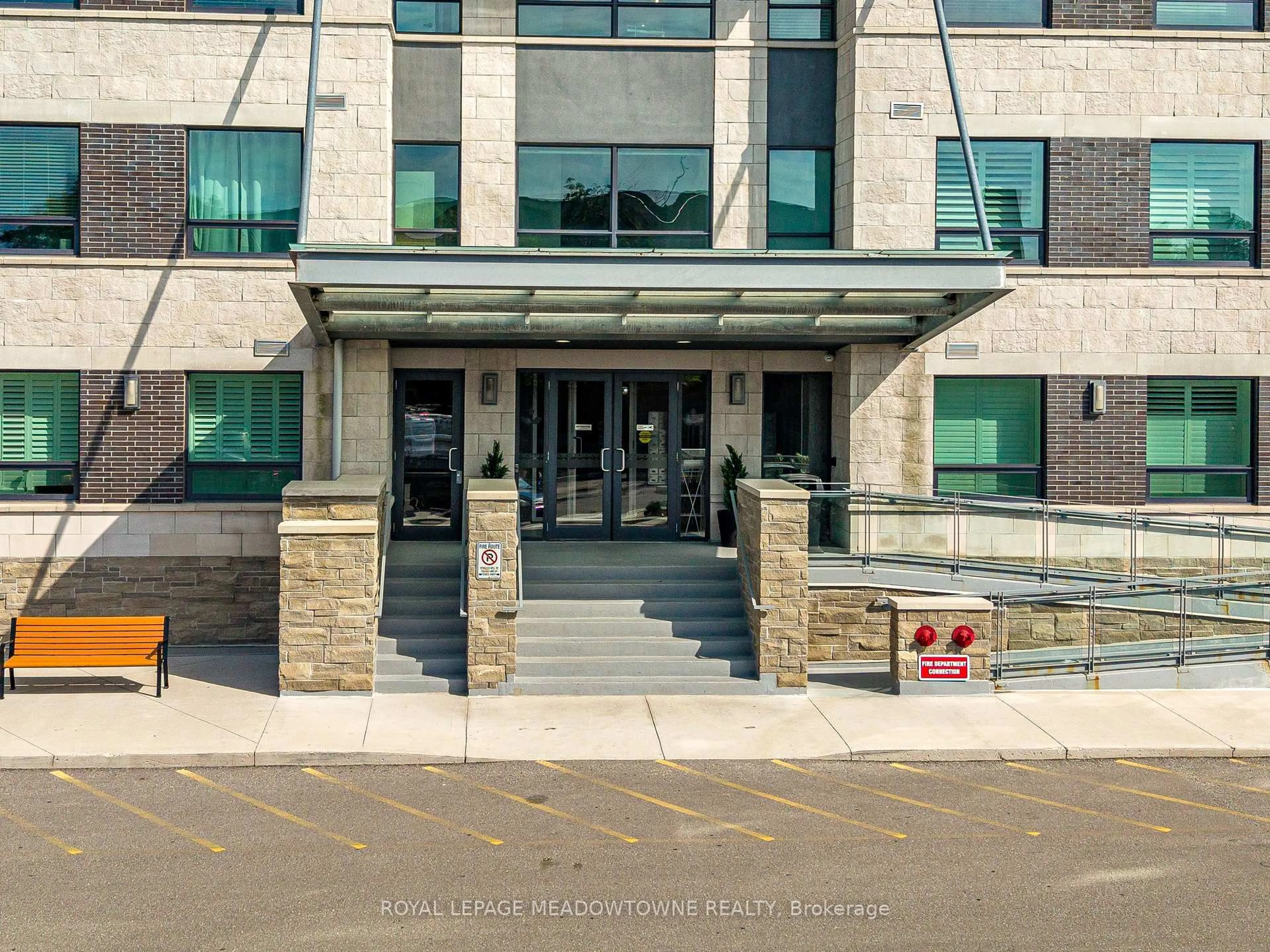 Indoor foyer for 383 Main St #313, Milton Ontario L9T 8K8