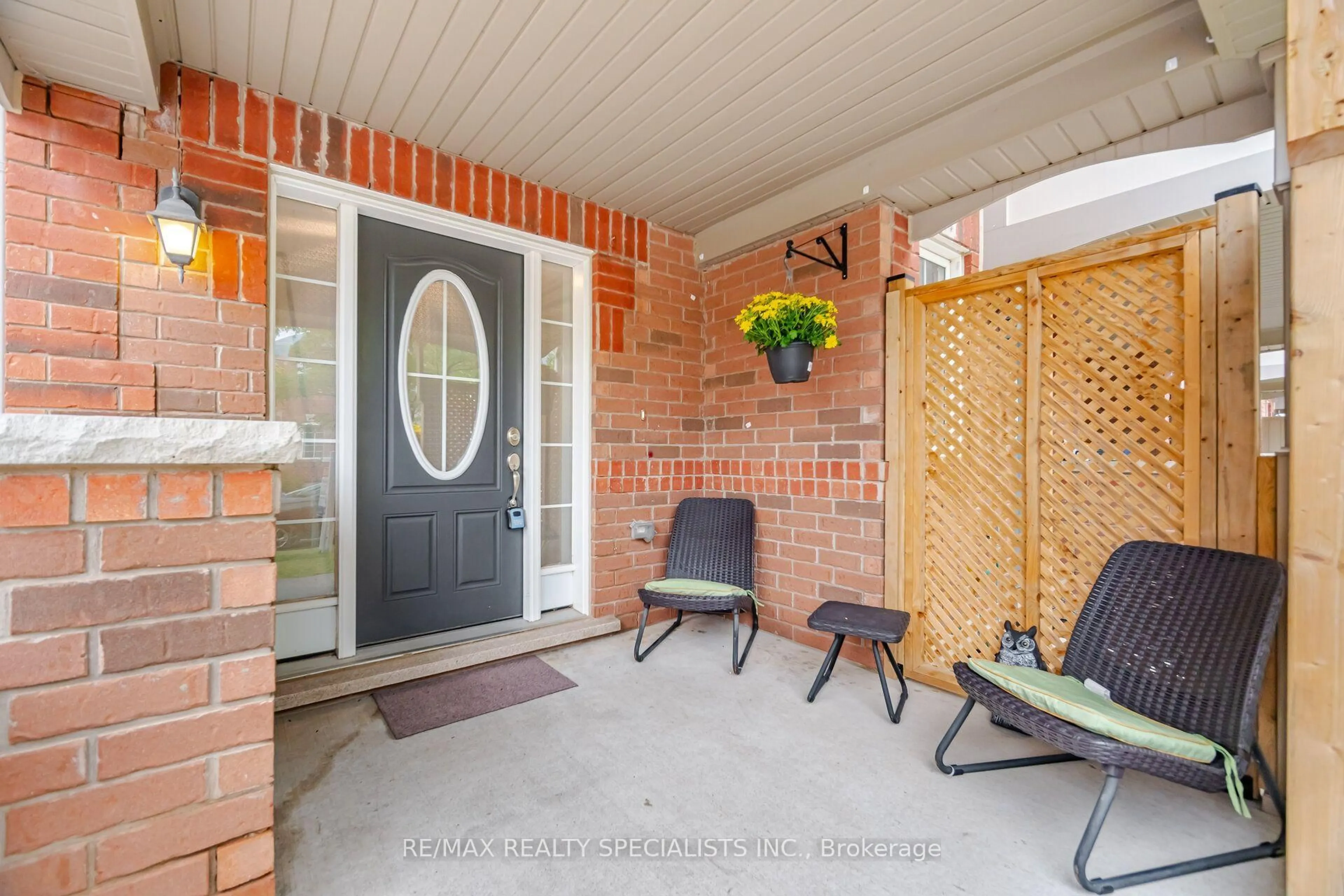 Indoor entryway for 220 Mortimer Cres, Milton Ontario L9T 8N8