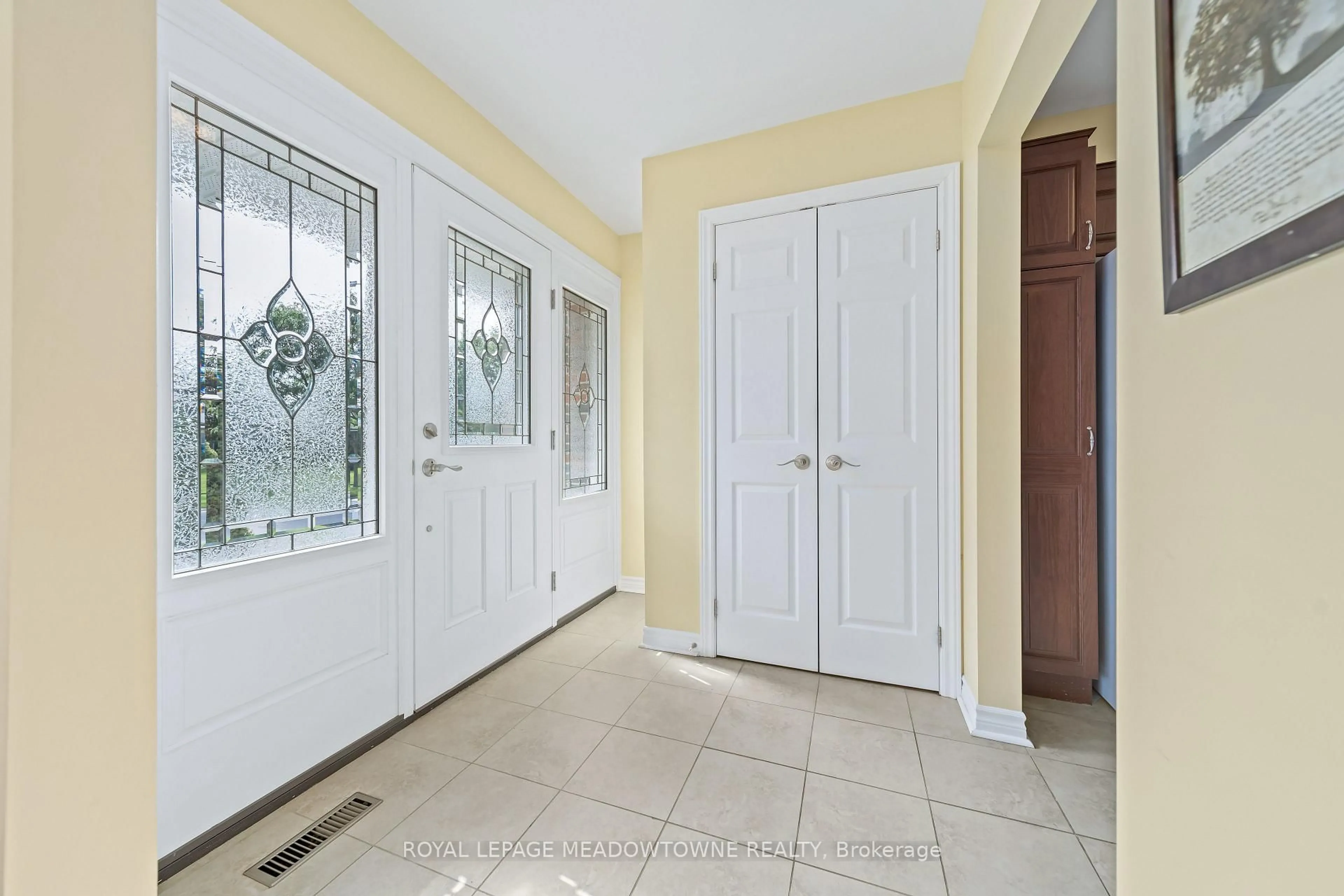 Indoor entryway for 57 Dawson Cres, Halton Hills Ontario L7G 1H3