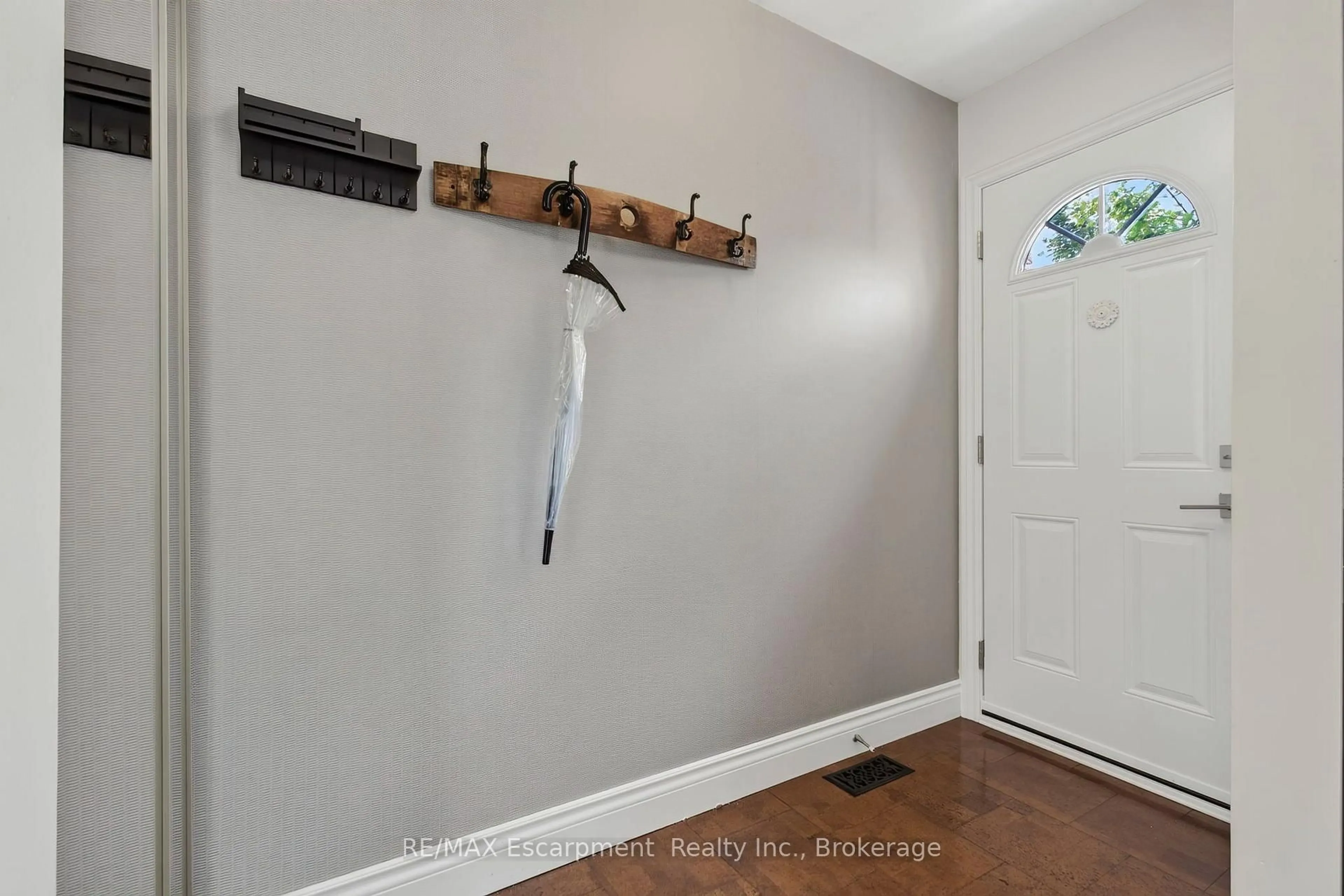 Indoor entryway for 895 Maple Ave #425, Burlington Ontario L7S 2H7