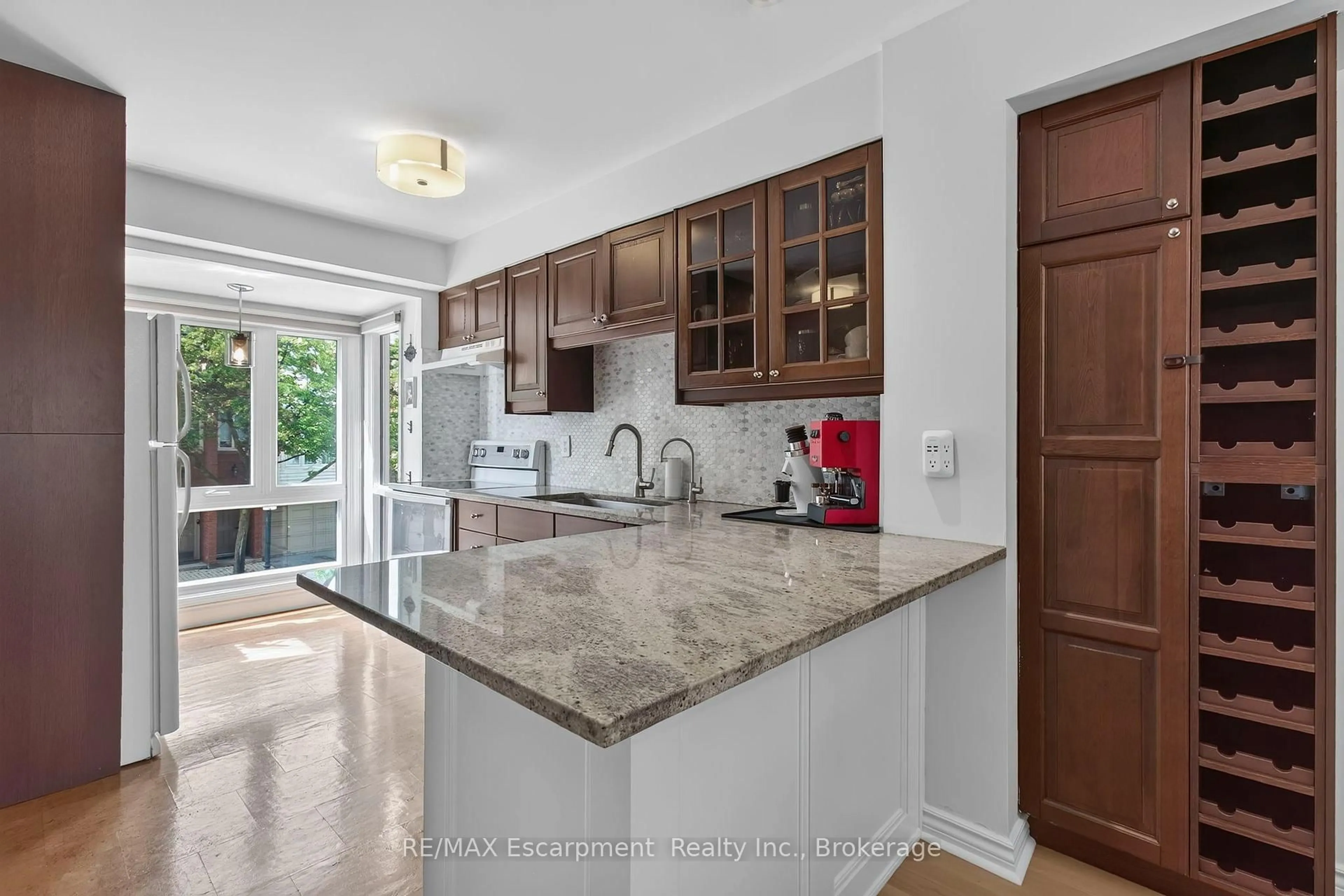 Open concept kitchen, ceramic/tile floor for 895 Maple Ave #425, Burlington Ontario L7S 2H7