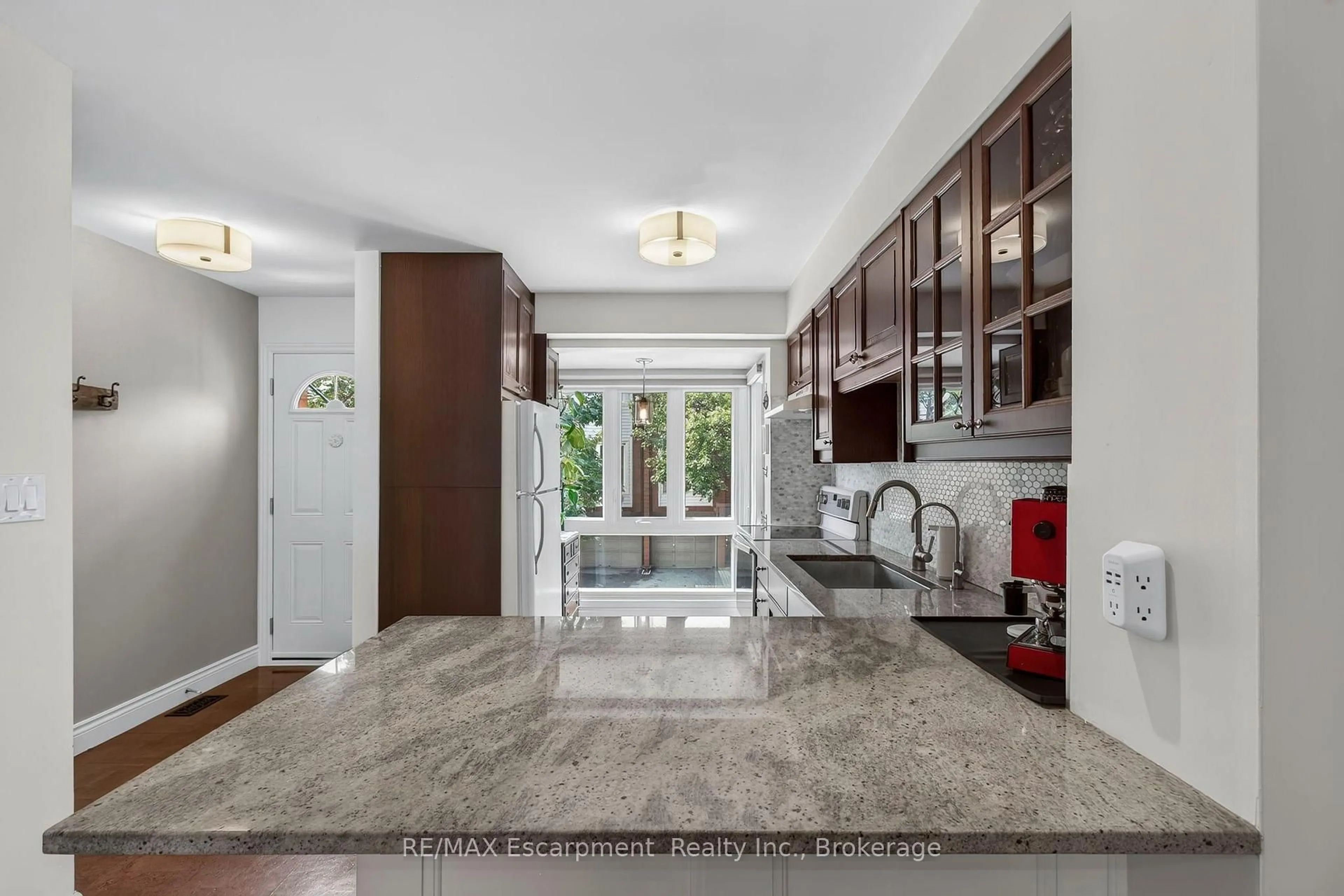 Open concept kitchen, ceramic/tile floor for 895 Maple Ave #425, Burlington Ontario L7S 2H7