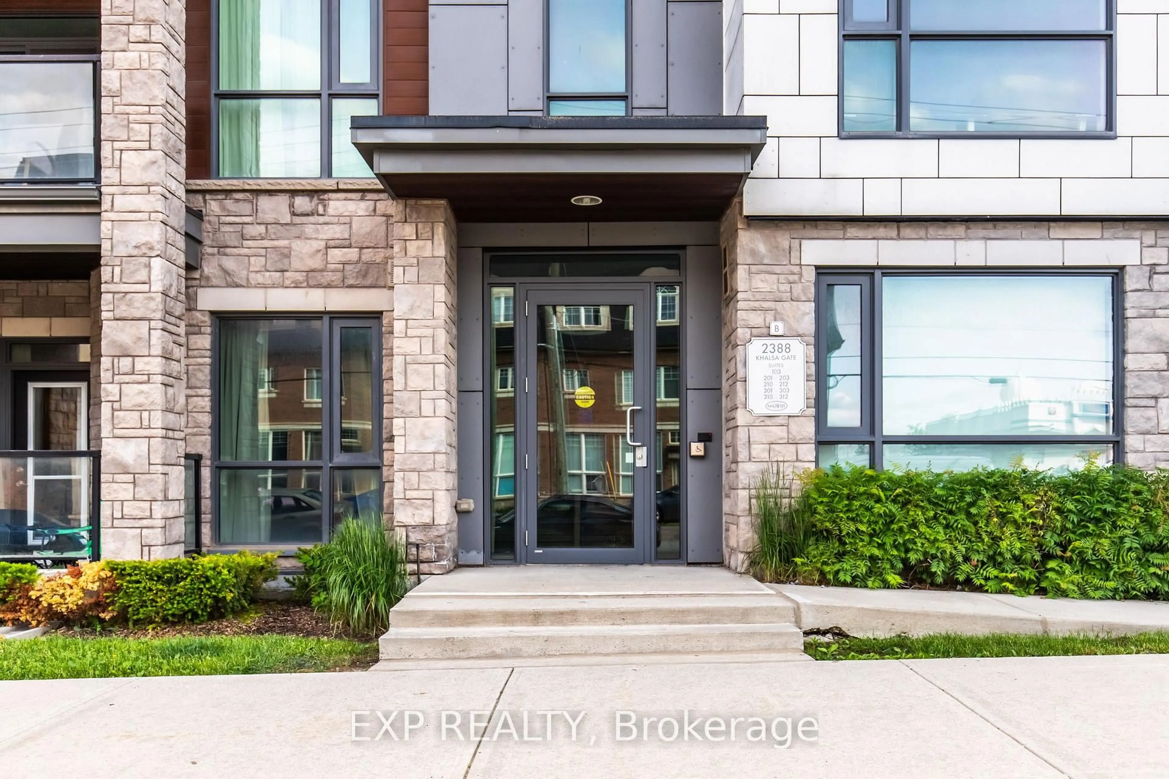 Indoor entryway for 2388 Khalsa Gate #212, Oakville Ontario L6M 1P5
