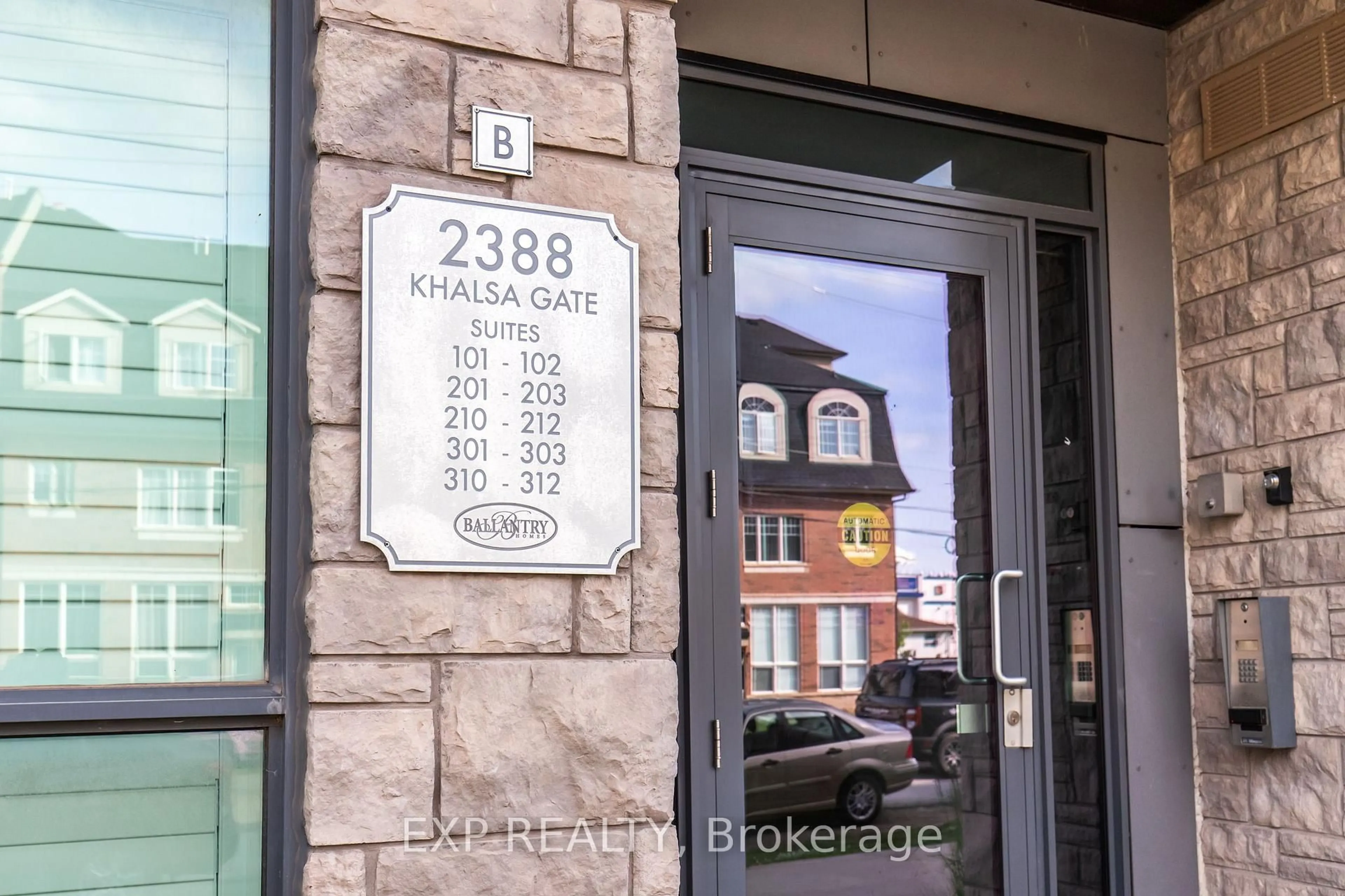 Indoor entryway for 2388 Khalsa Gate #212, Oakville Ontario L6M 1P5