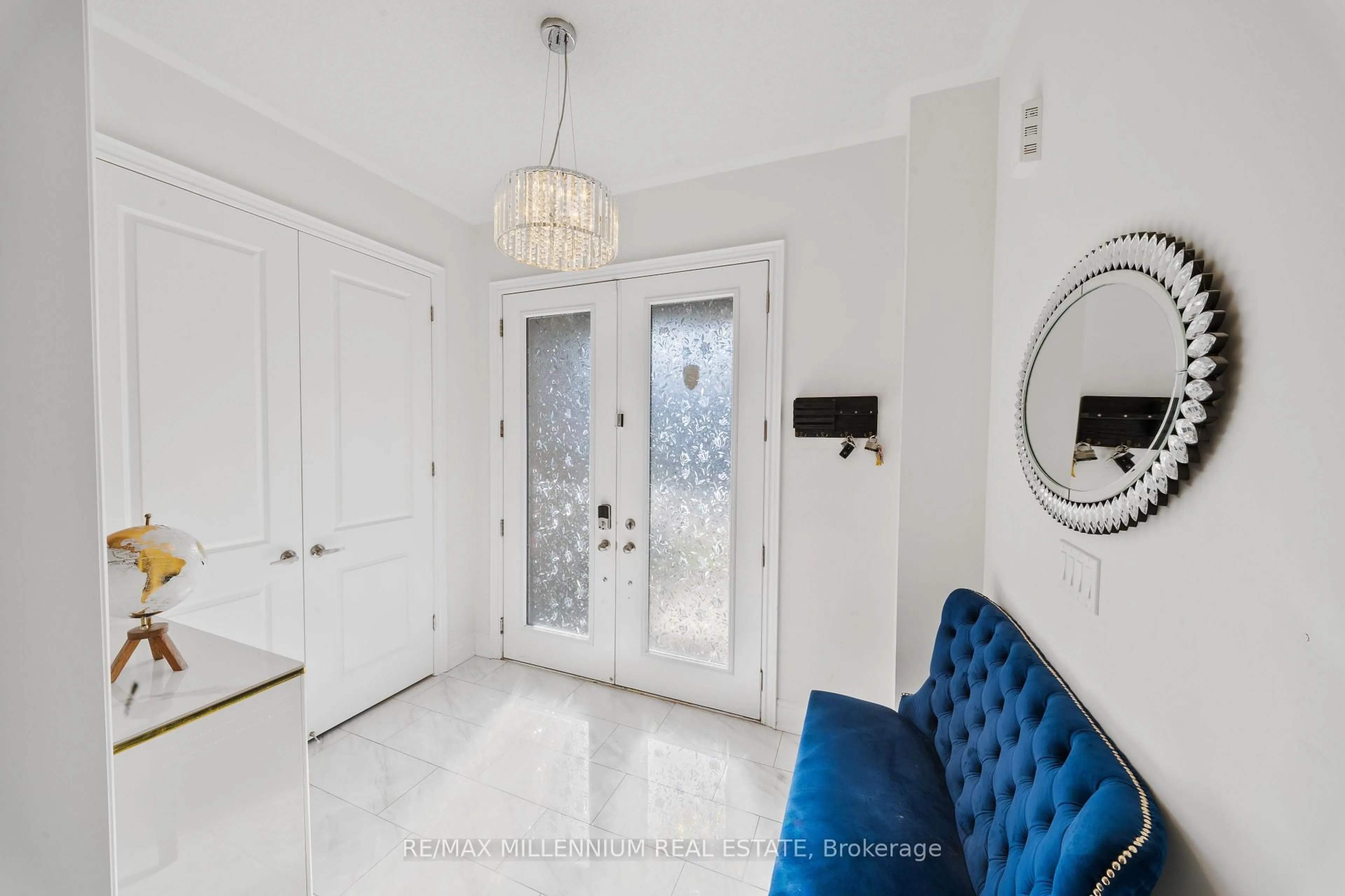 Indoor entryway for 20 Calabria Dr, Caledon Ontario L7C 4L3