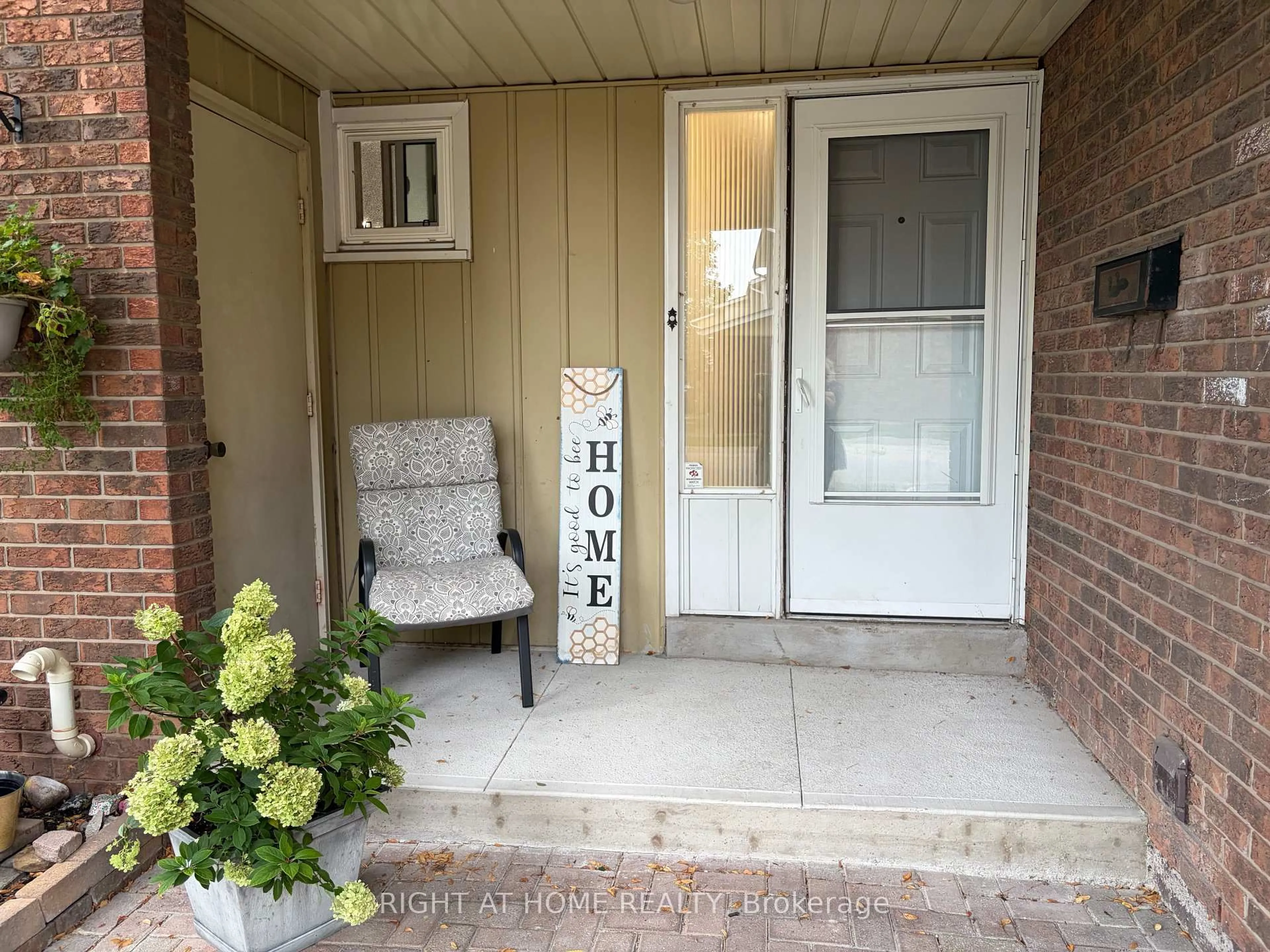 Indoor entryway for 5021 Pinedale Ave #5, Burlington Ontario L7L 5J6