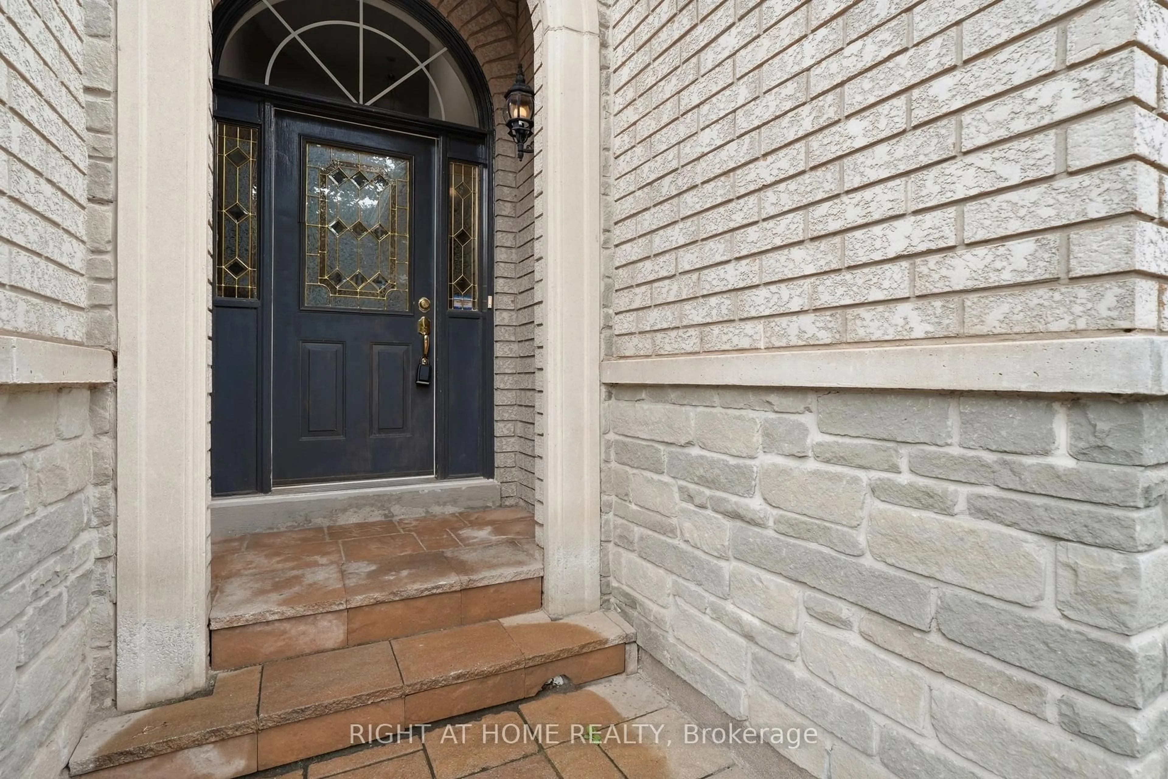 Indoor entryway for 2121 Pinevalley Cres, Oakville Ontario L6H 6L7