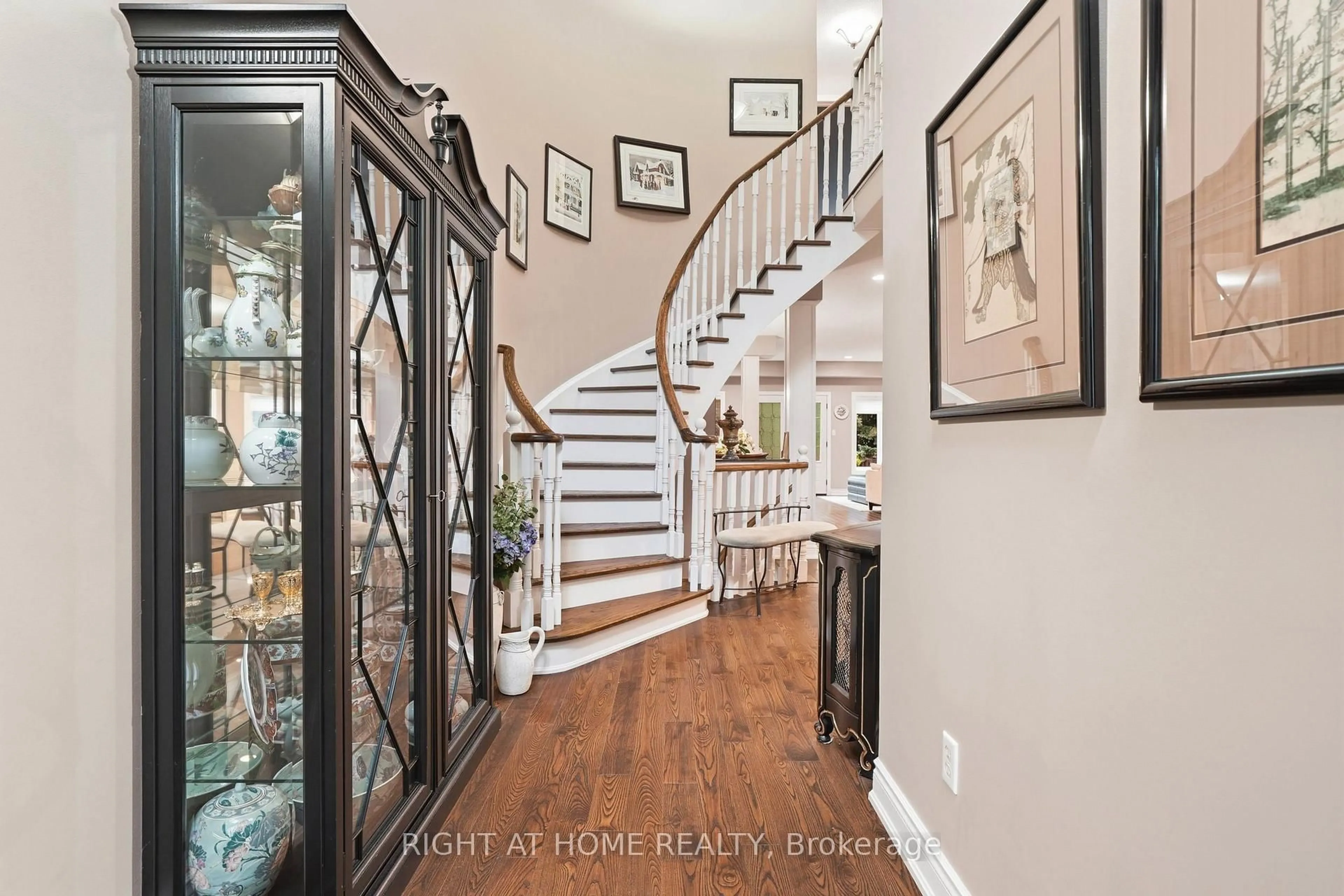 Indoor entryway for 2121 Pinevalley Cres, Oakville Ontario L6H 6L7