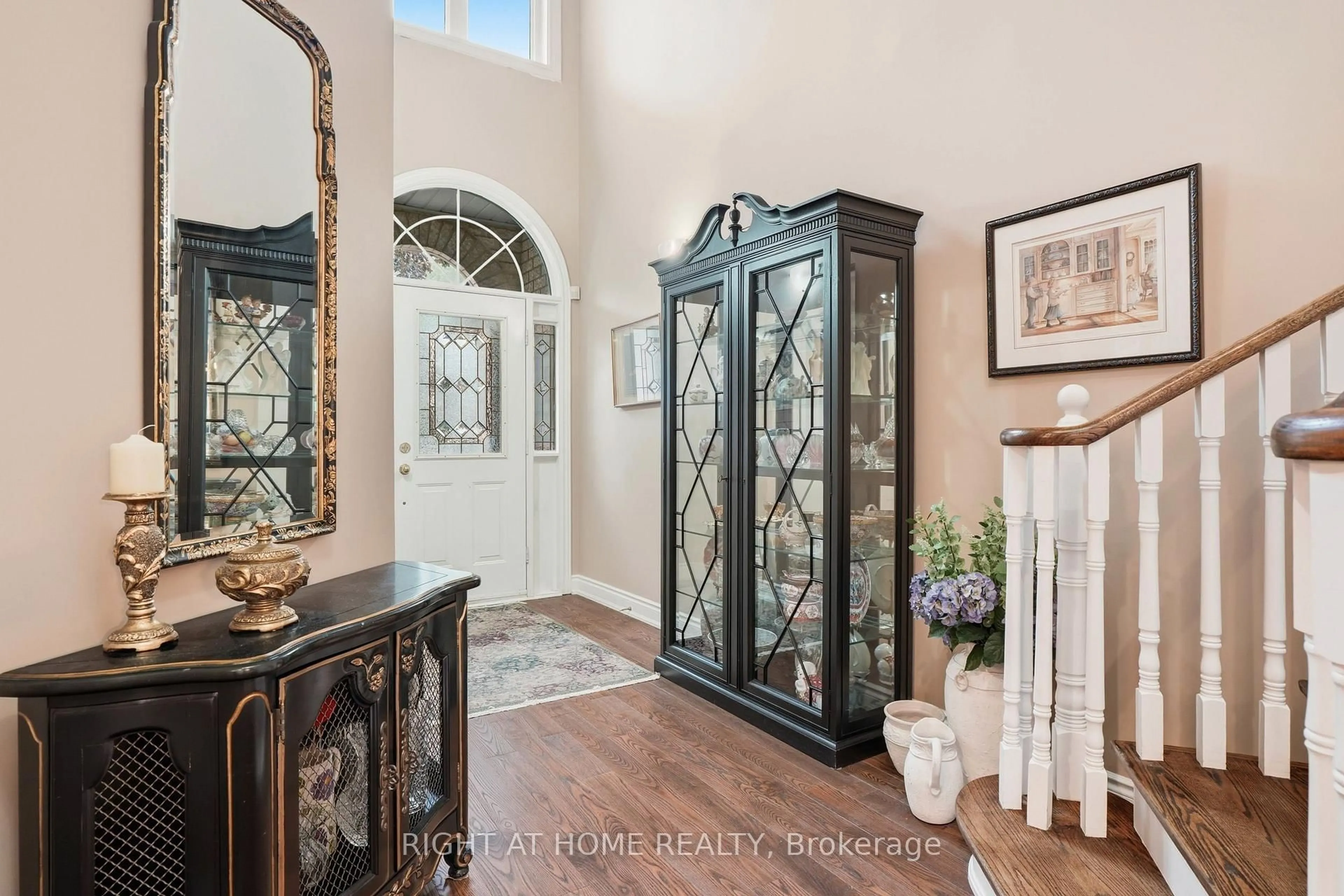Indoor entryway for 2121 Pinevalley Cres, Oakville Ontario L6H 6L7