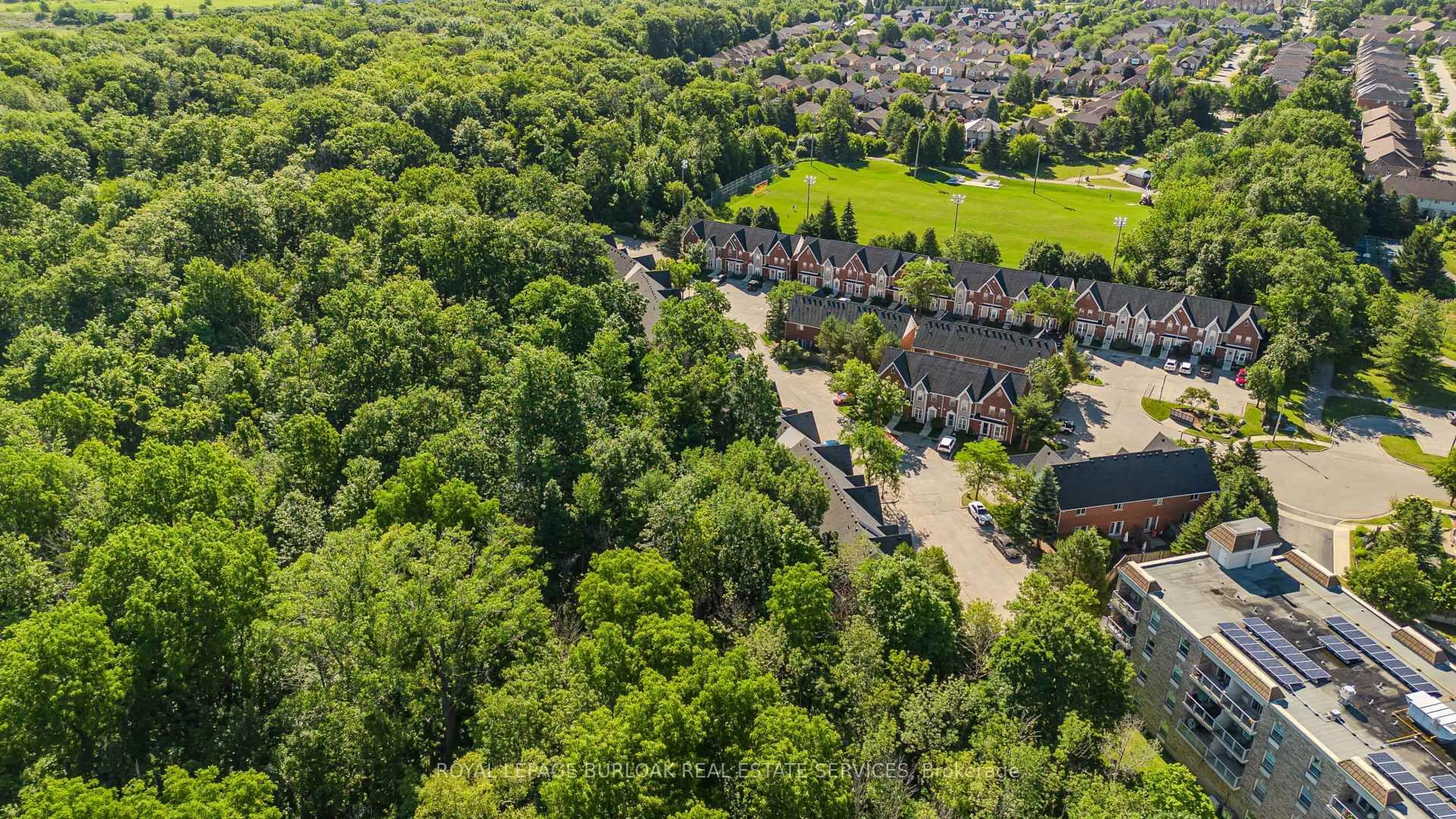 A pic from outside/outdoor area/front of a property/back of a property/a pic from drone, unknown for 4200 Kilmer Dr #3, Burlington Ontario L7M 4Y2