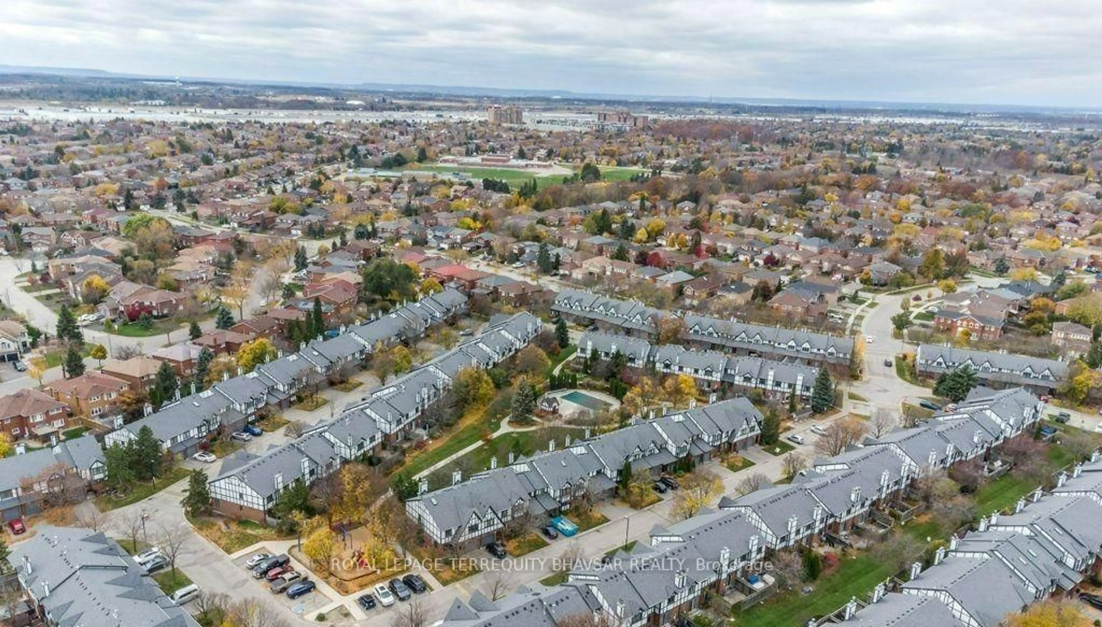 A pic from outside/outdoor area/front of a property/back of a property/a pic from drone, unknown for 3050 Orleans Rd #105, Mississauga Ontario L5L 5P7