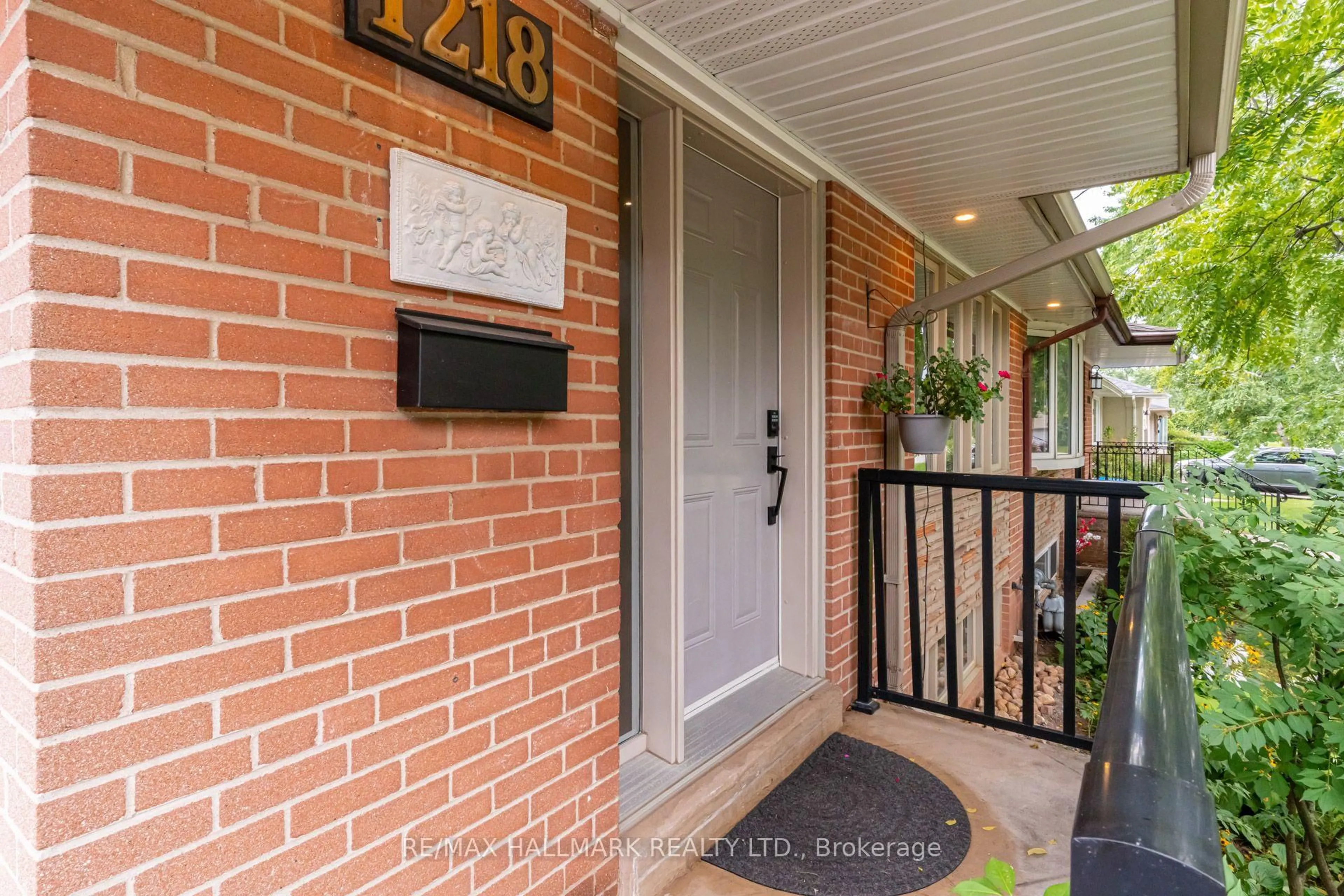 Indoor entryway for 1218 Grange Rd, Oakville Ontario L6H 1P7