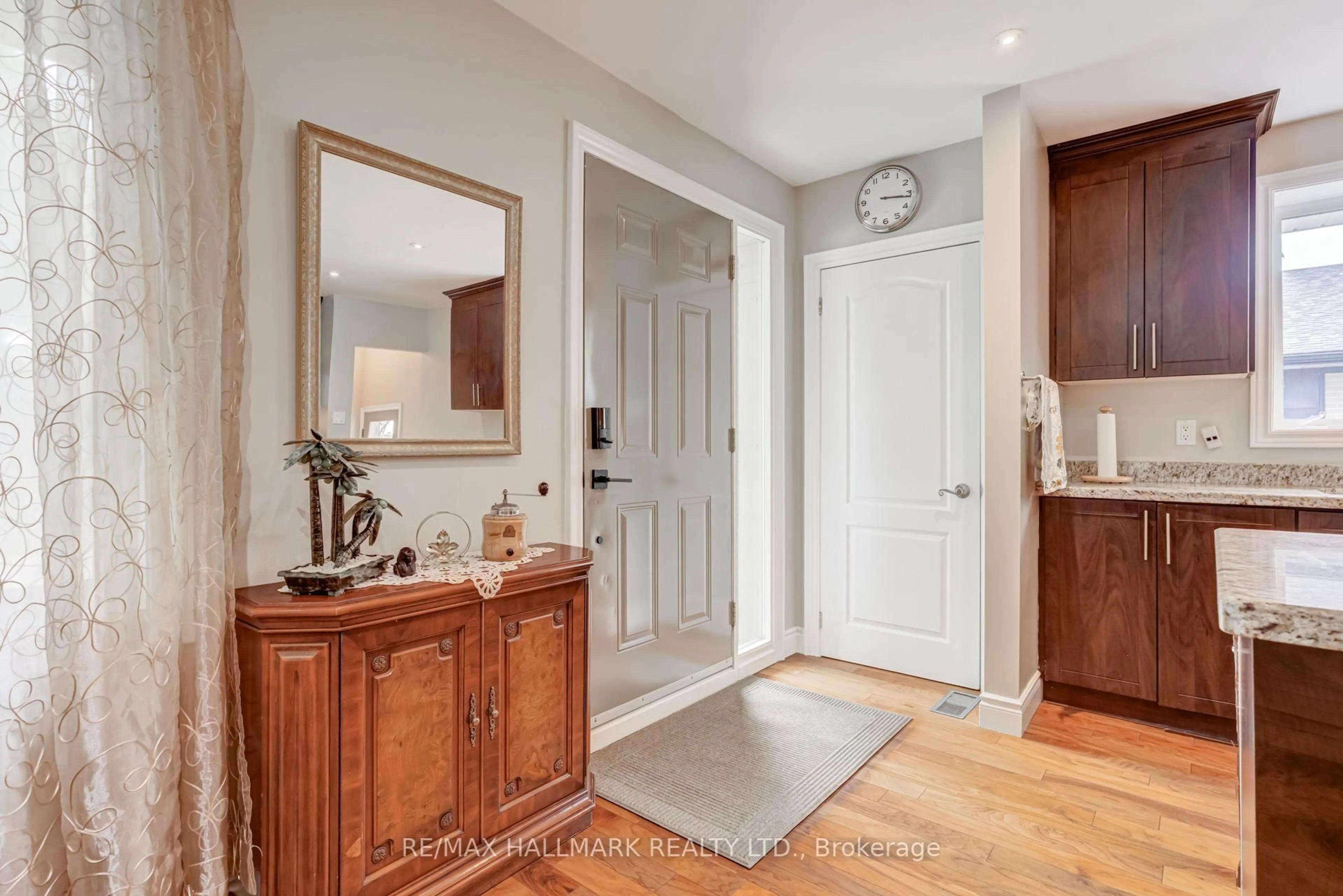 Indoor entryway for 1218 Grange Rd, Oakville Ontario L6H 1P7