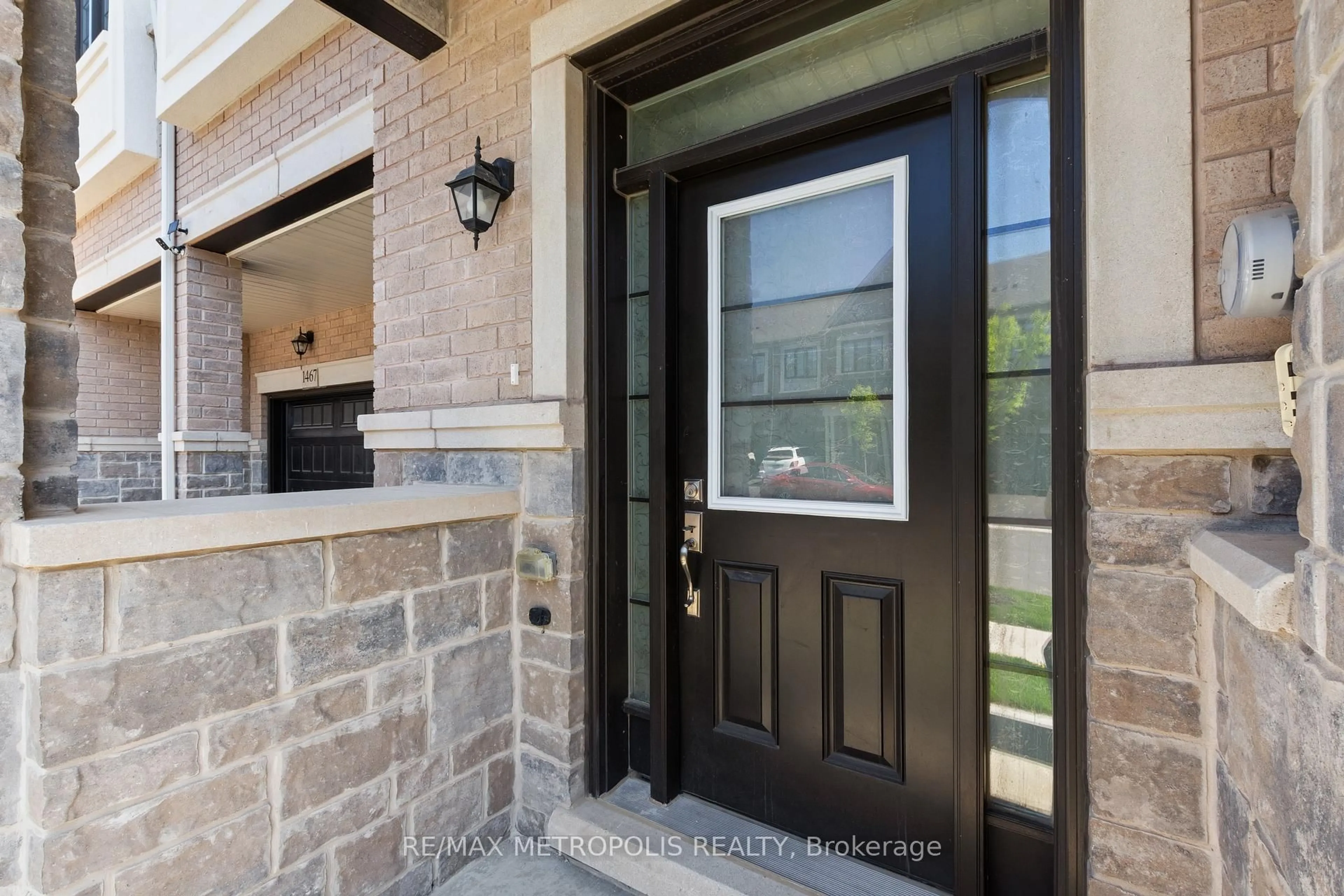 Indoor entryway for 1469 Watercress Way, Milton Ontario L9E 1Z9
