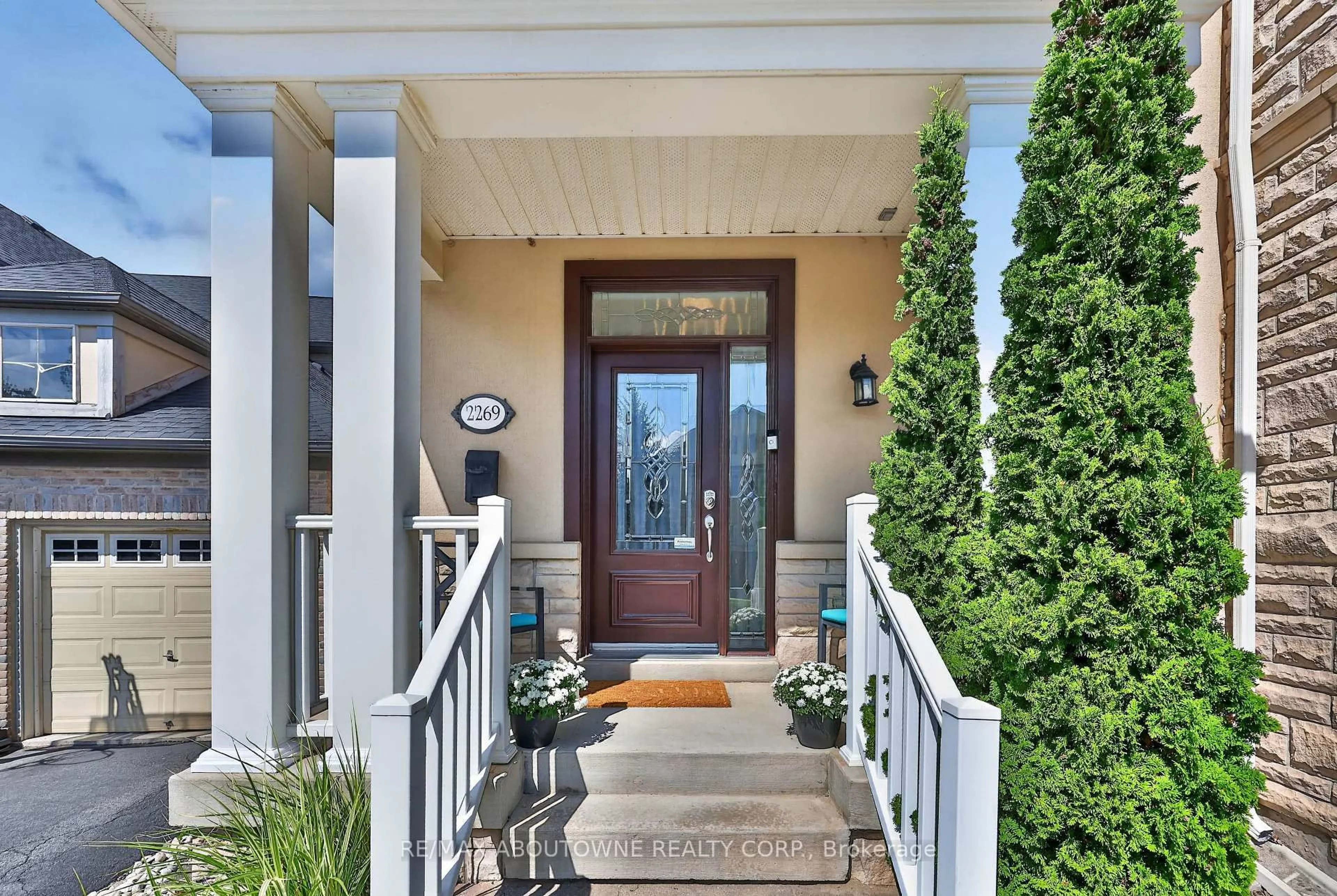 Indoor entryway for 2269 Whitworth Dr, Oakville Ontario L6M 0B5
