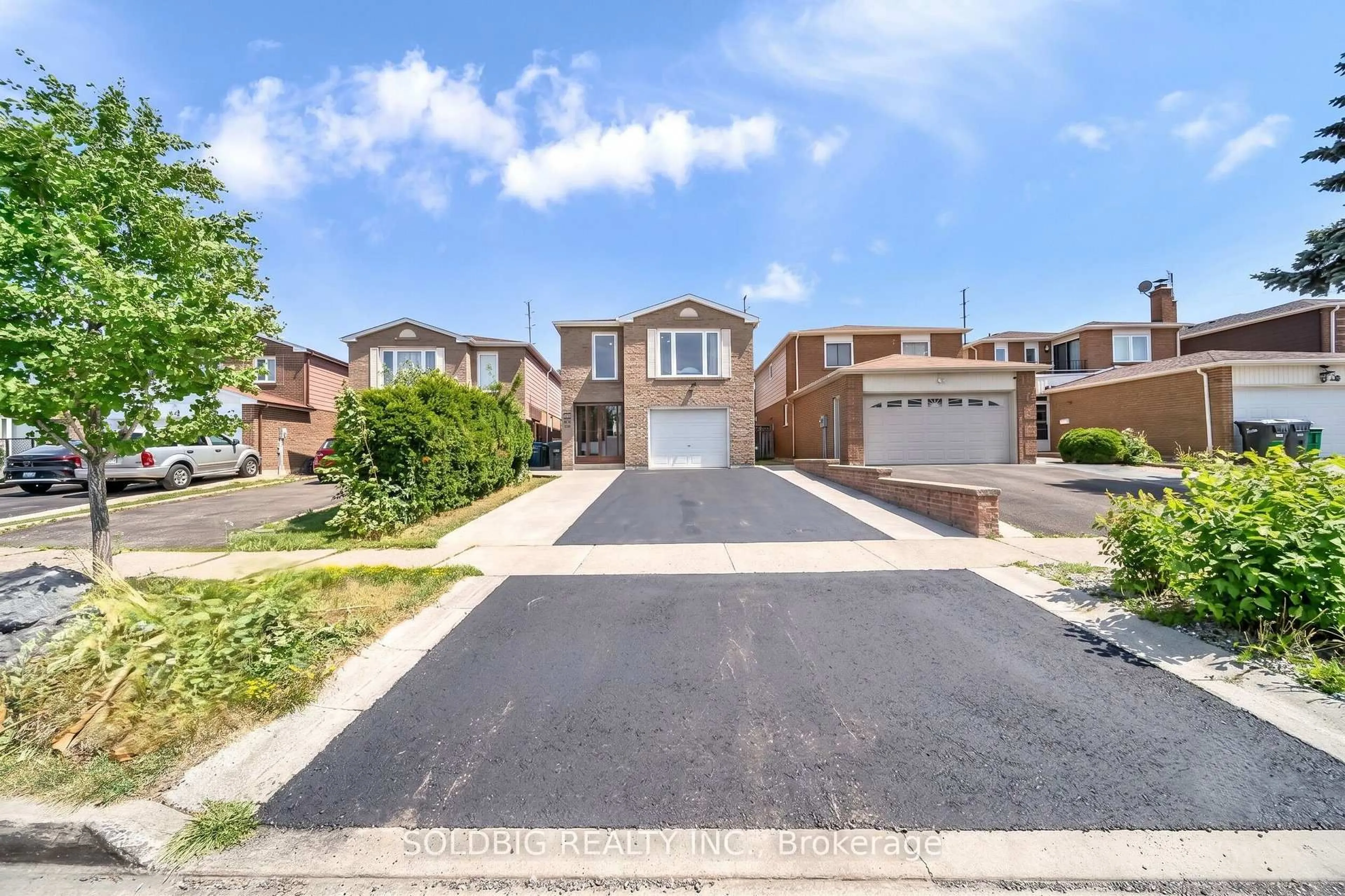 A pic from outside/outdoor area/front of a property/back of a property/a pic from drone, street for 76 Banting Cres, Brampton Ontario L6Y 2K9