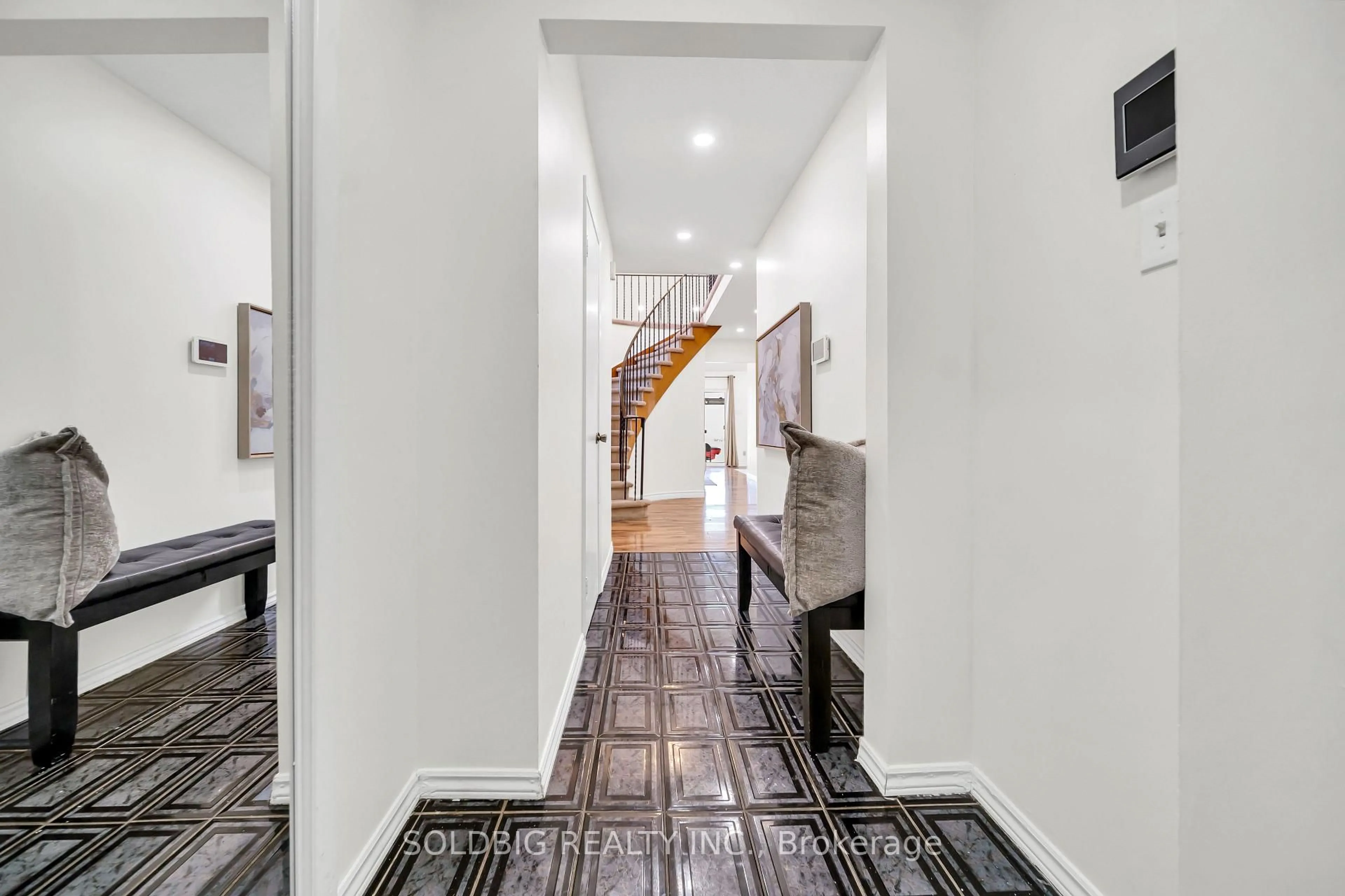 Indoor foyer for 76 Banting Cres, Brampton Ontario L6Y 2K9