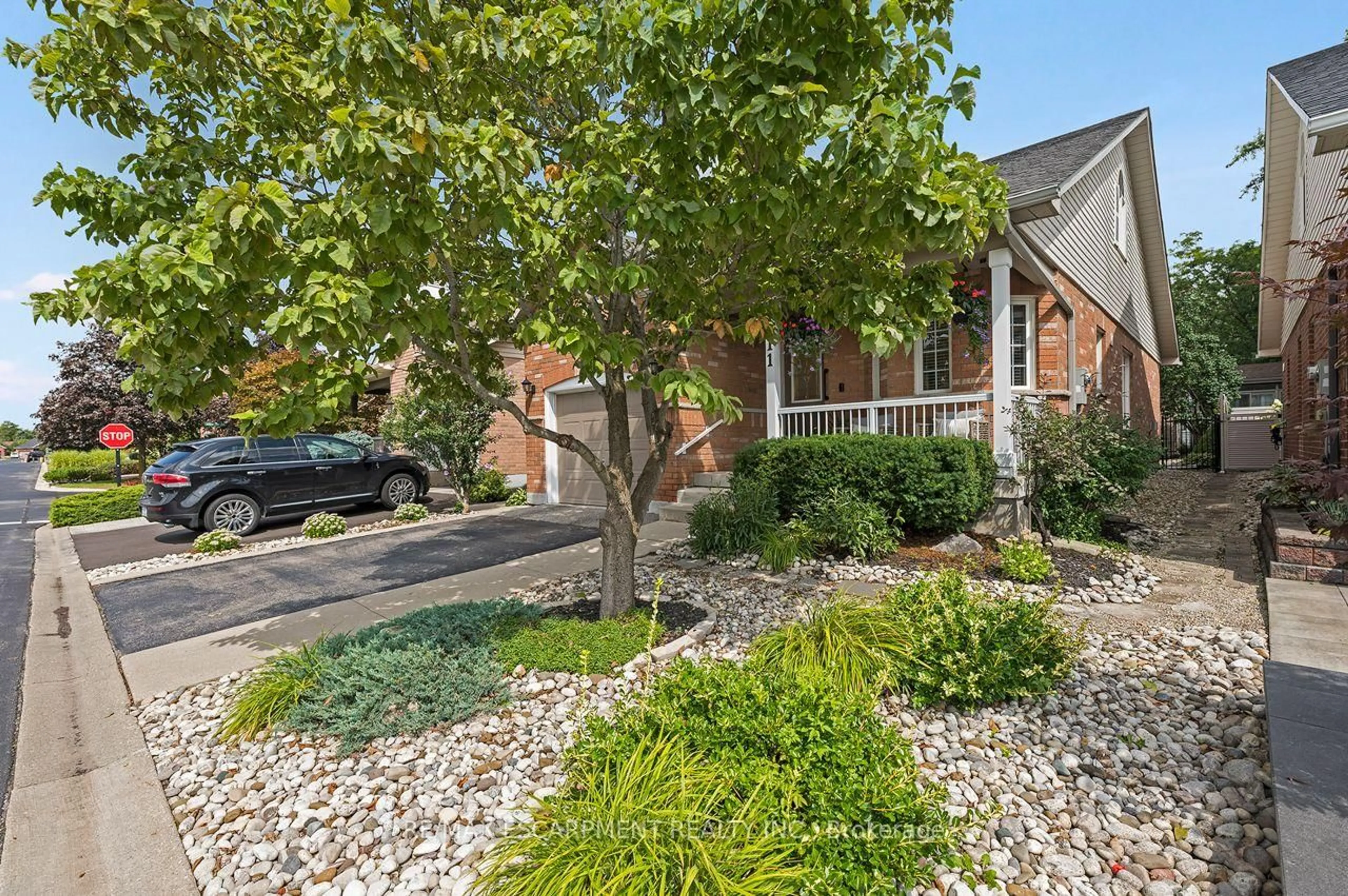 A pic from outside/outdoor area/front of a property/back of a property/a pic from drone, street for 311 Malick St, Milton Ontario L9T 5X4