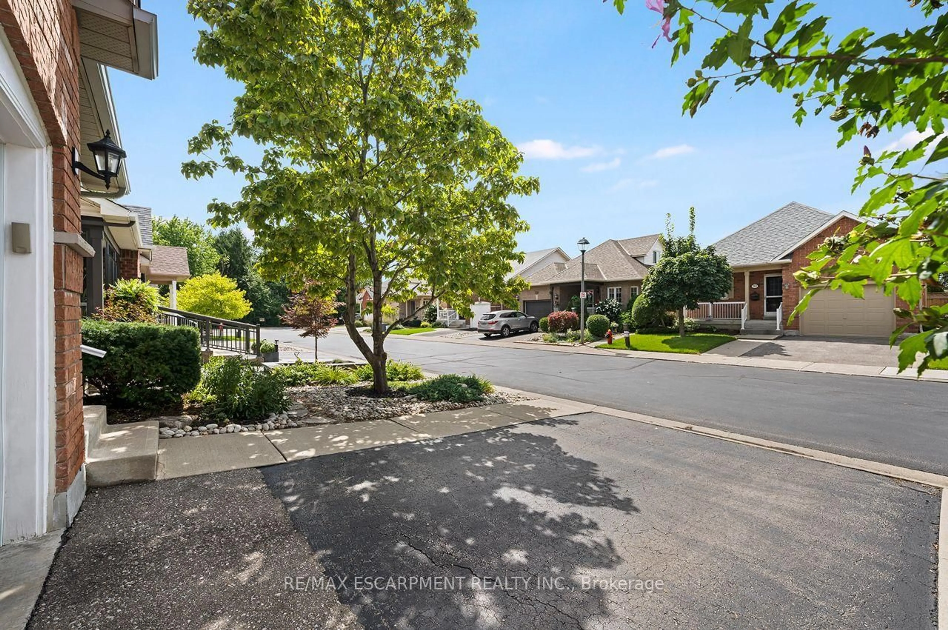 A pic from outside/outdoor area/front of a property/back of a property/a pic from drone, street for 311 Malick St, Milton Ontario L9T 5X4