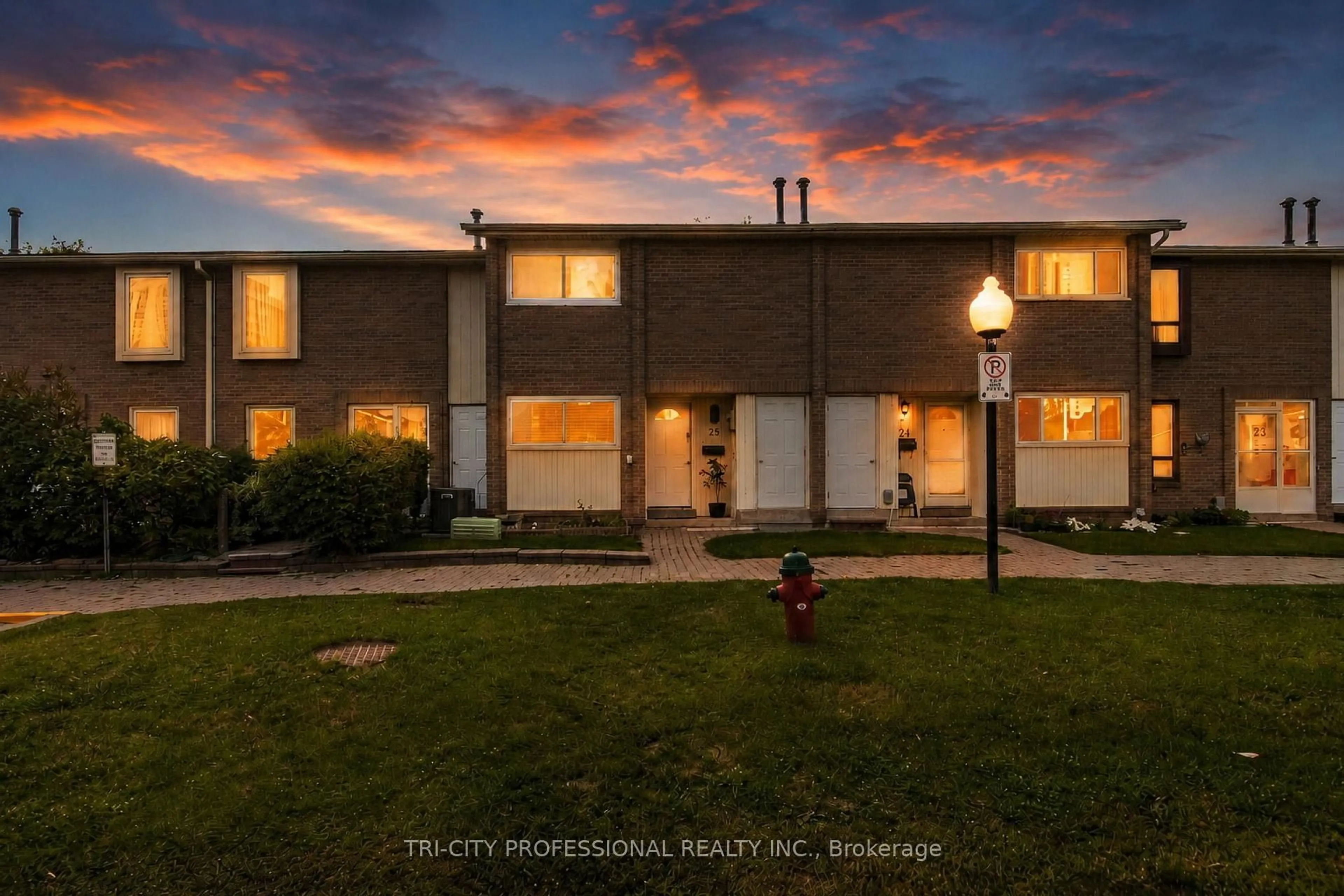 A pic from outside/outdoor area/front of a property/back of a property/a pic from drone, street for 25 Craigleigh Cres, Brampton Ontario L6T 2E3
