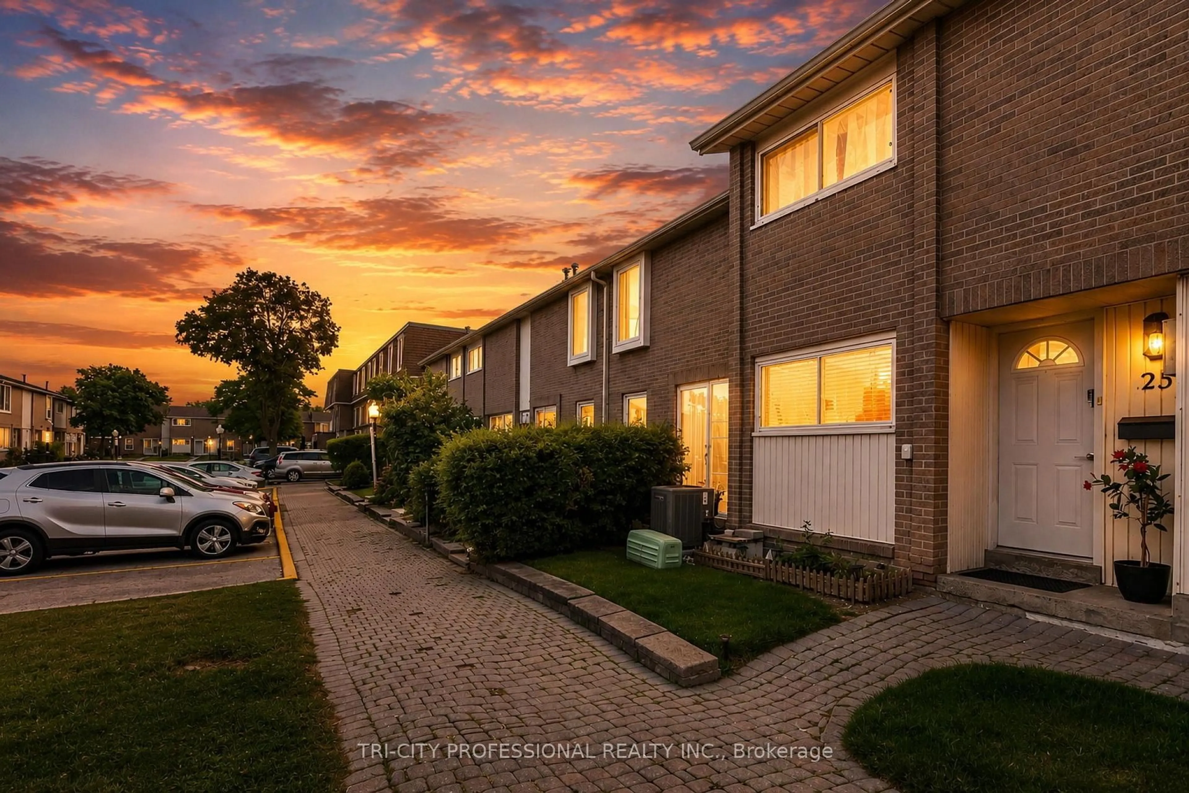 A pic from outside/outdoor area/front of a property/back of a property/a pic from drone, street for 25 Craigleigh Cres, Brampton Ontario L6T 2E3