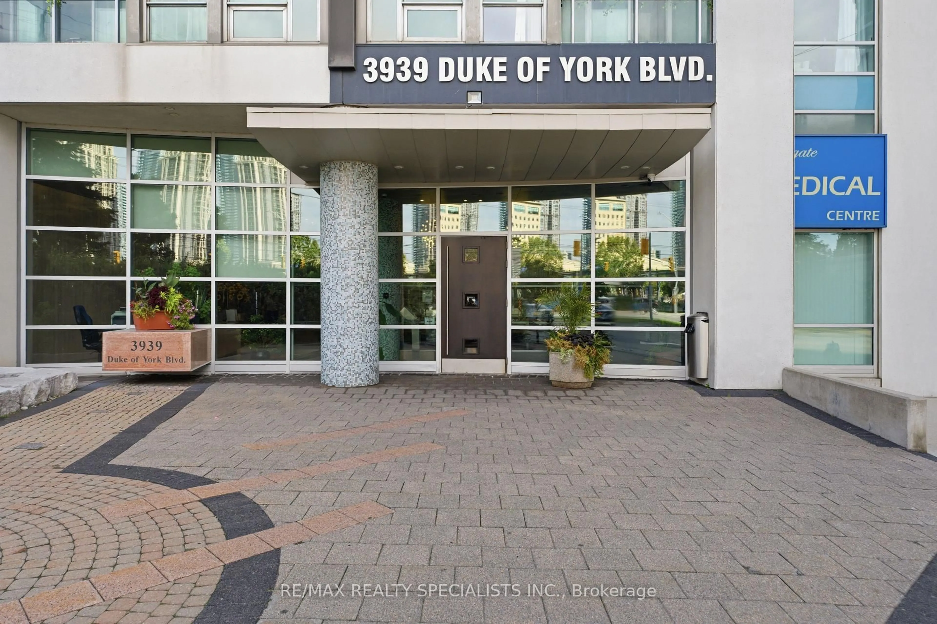 Indoor foyer for 3939 Duke Of York Blvd #711, Mississauga Ontario L5B 4N2