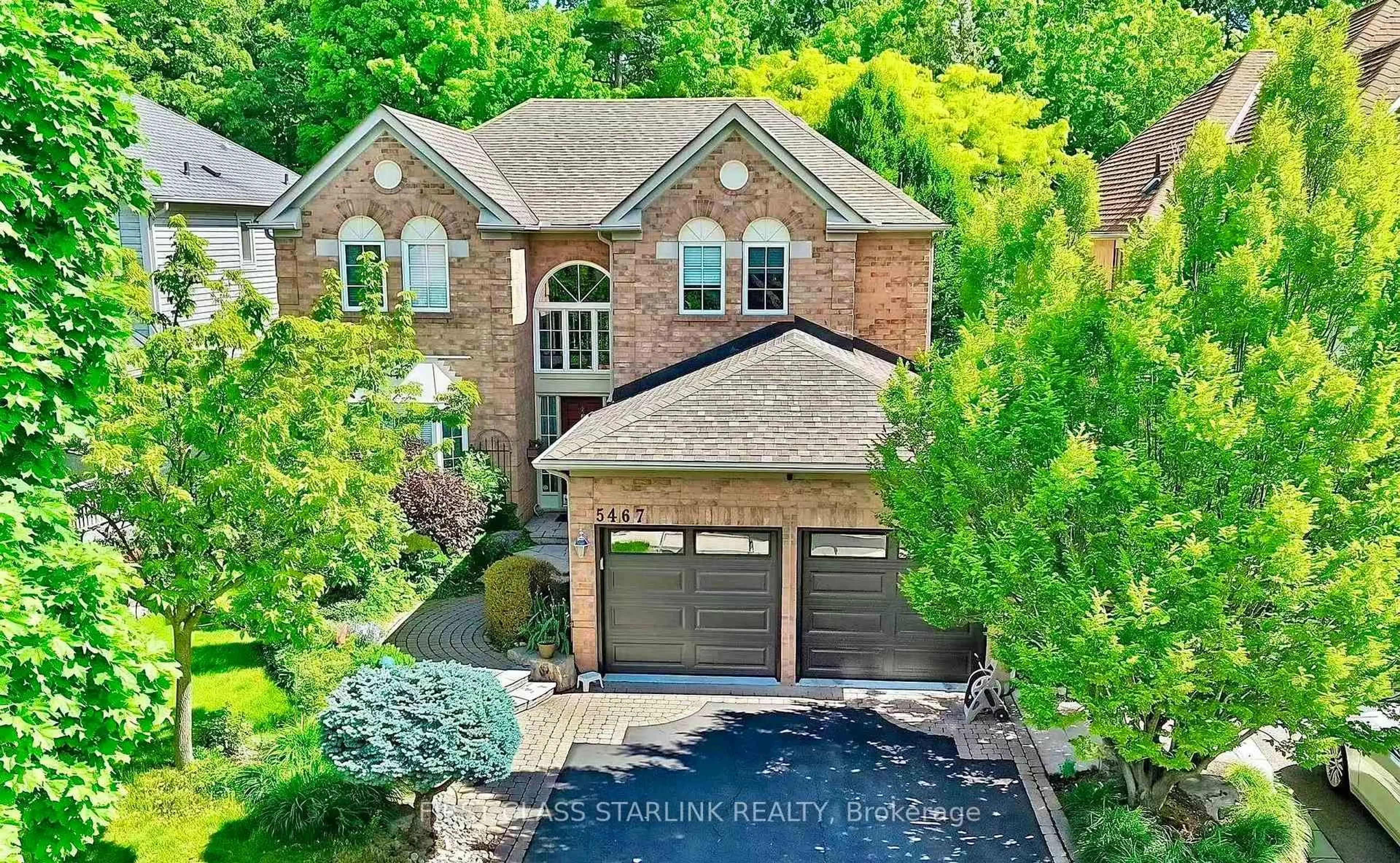 A pic from outside/outdoor area/front of a property/back of a property/a pic from drone, street for 5467 Planters Wood Crt, Mississauga Ontario L5M 5V6