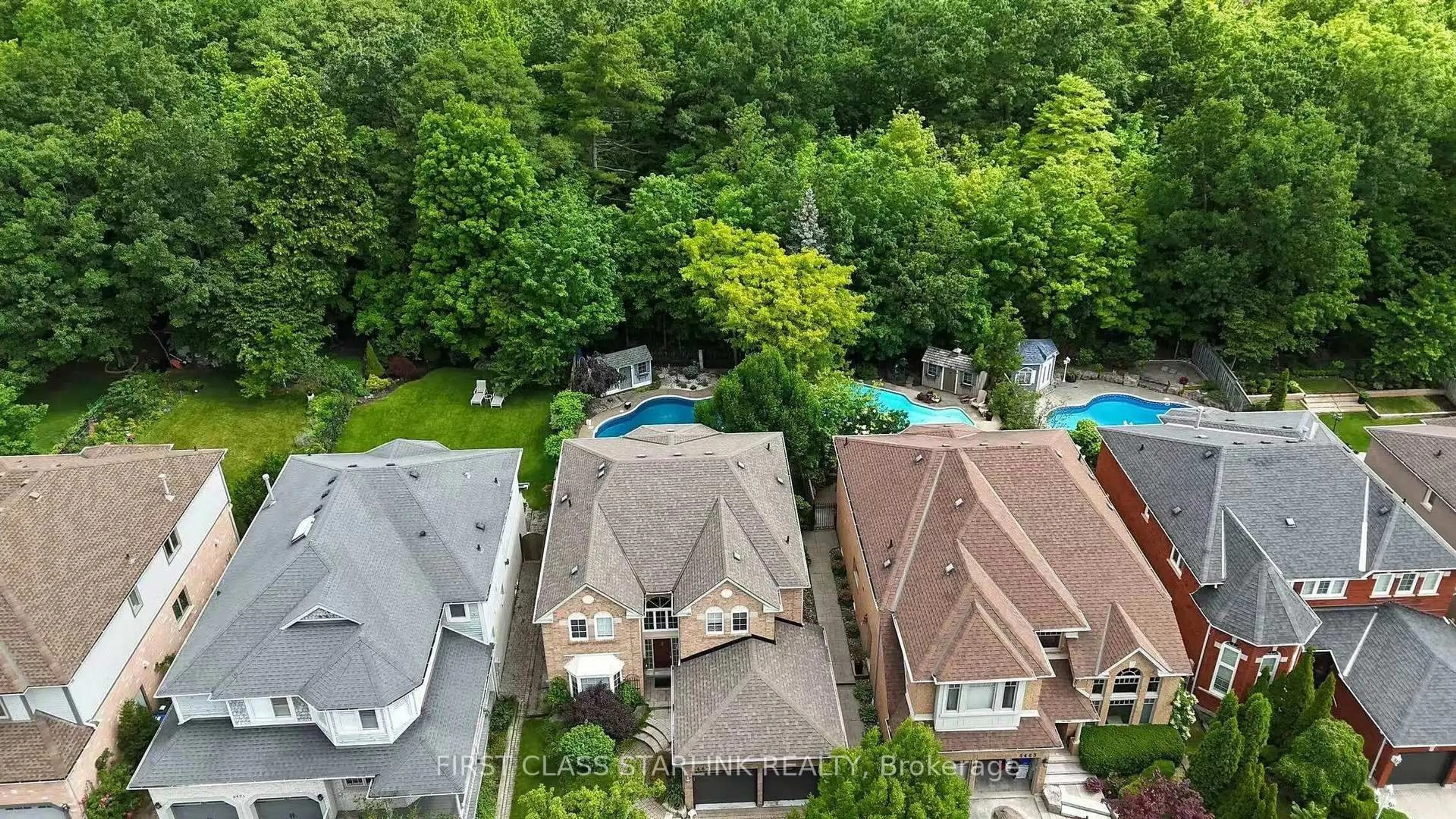 A pic from outside/outdoor area/front of a property/back of a property/a pic from drone, unknown for 5467 Planters Wood Crt, Mississauga Ontario L5M 5V6