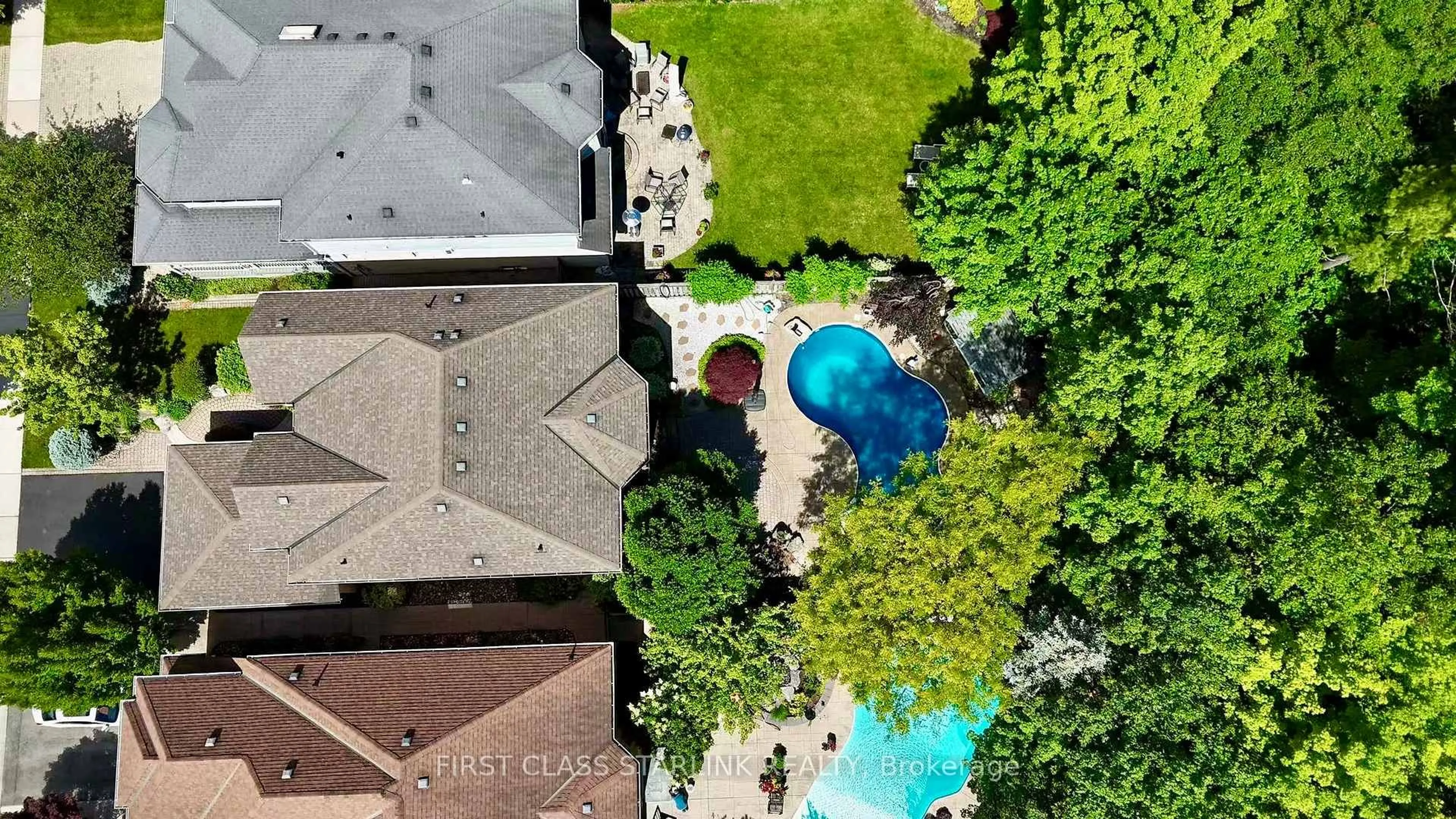 A pic from outside/outdoor area/front of a property/back of a property/a pic from drone, city buildings view from balcony for 5467 Planters Wood Crt, Mississauga Ontario L5M 5V6