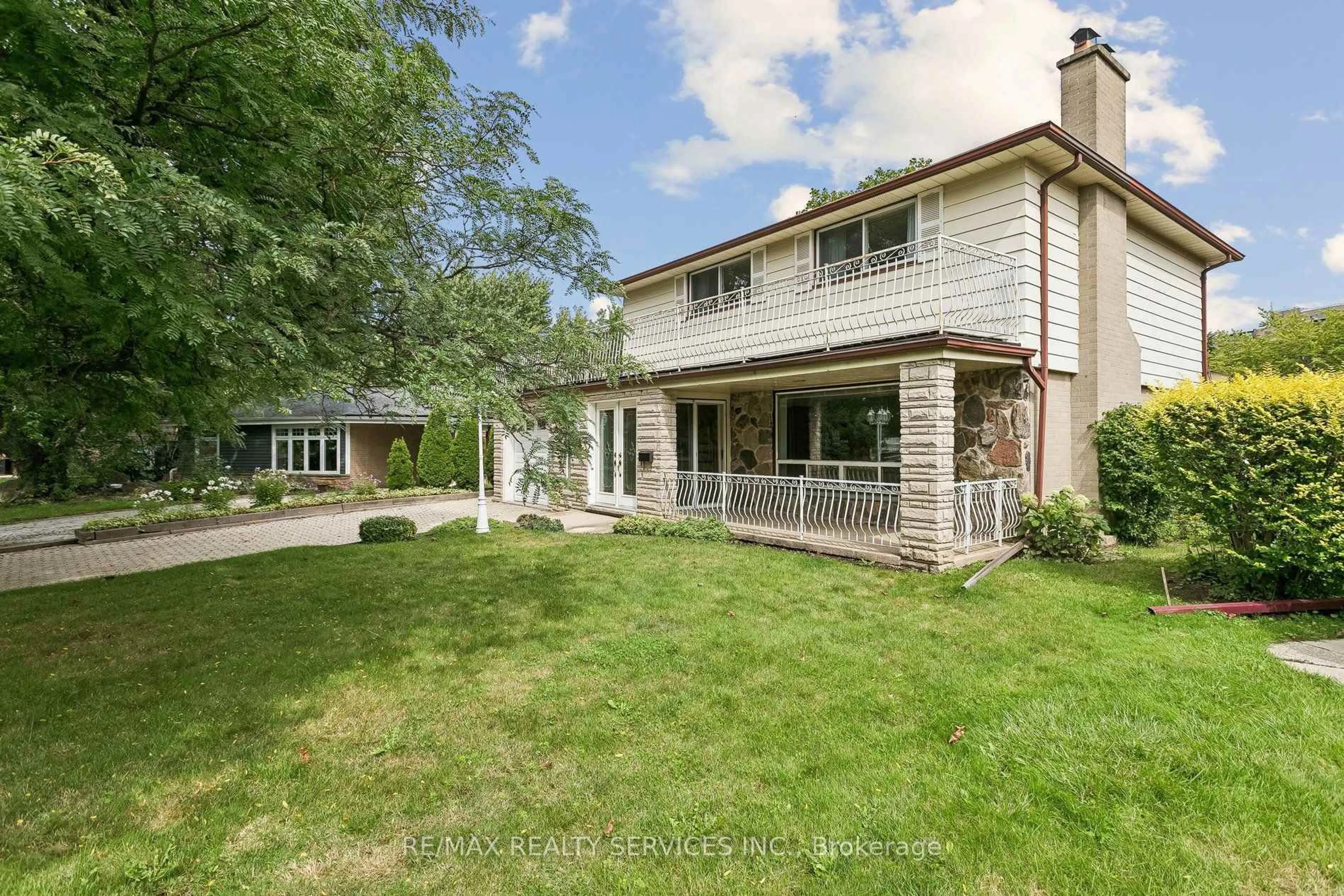A pic from outside/outdoor area/front of a property/back of a property/a pic from drone, street for 43 Allendale Rd, Brampton Ontario L6W 2Y7