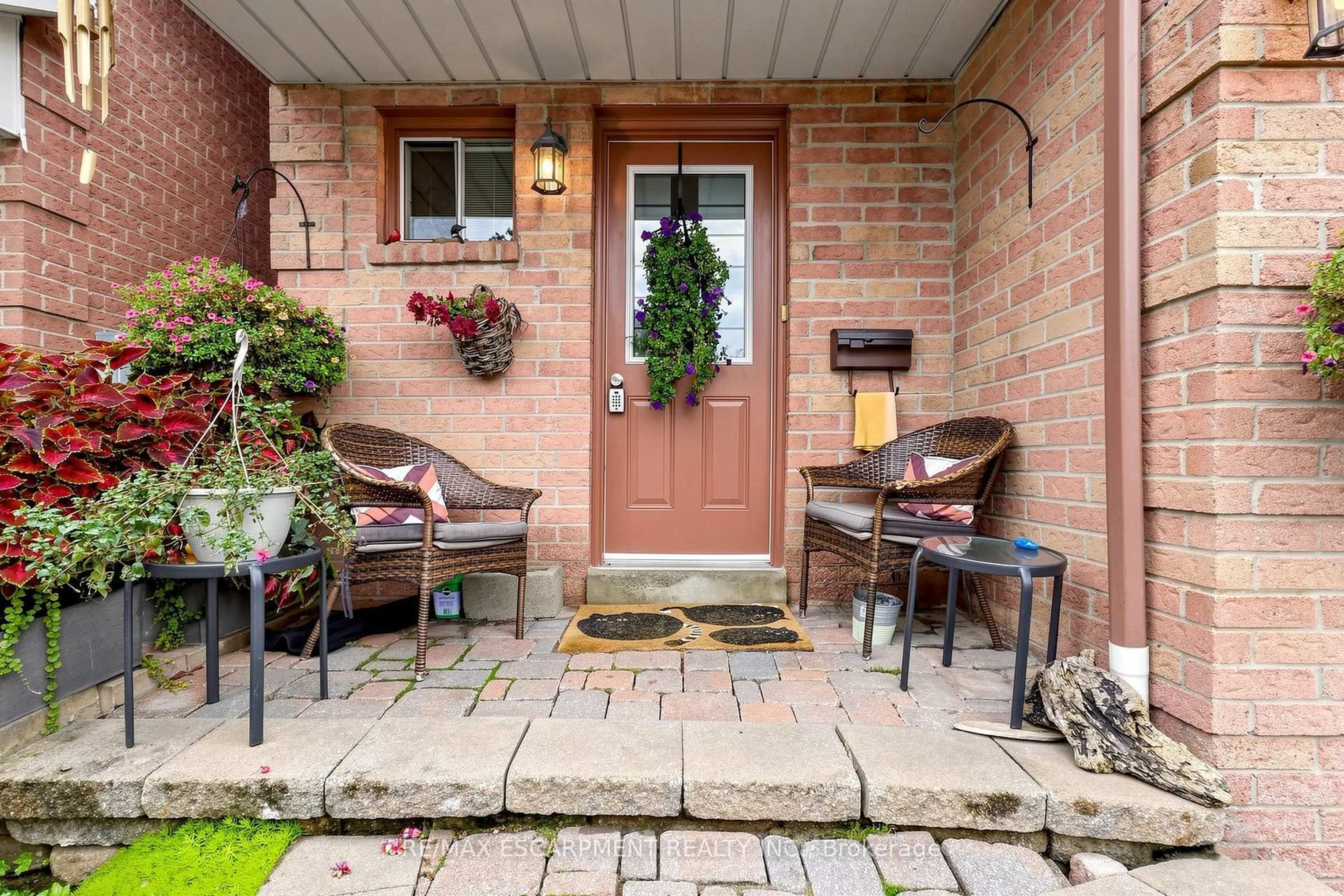 Patio, street for 1380 Hazel McCleary Dr, Oakville Ontario L6J 7B1