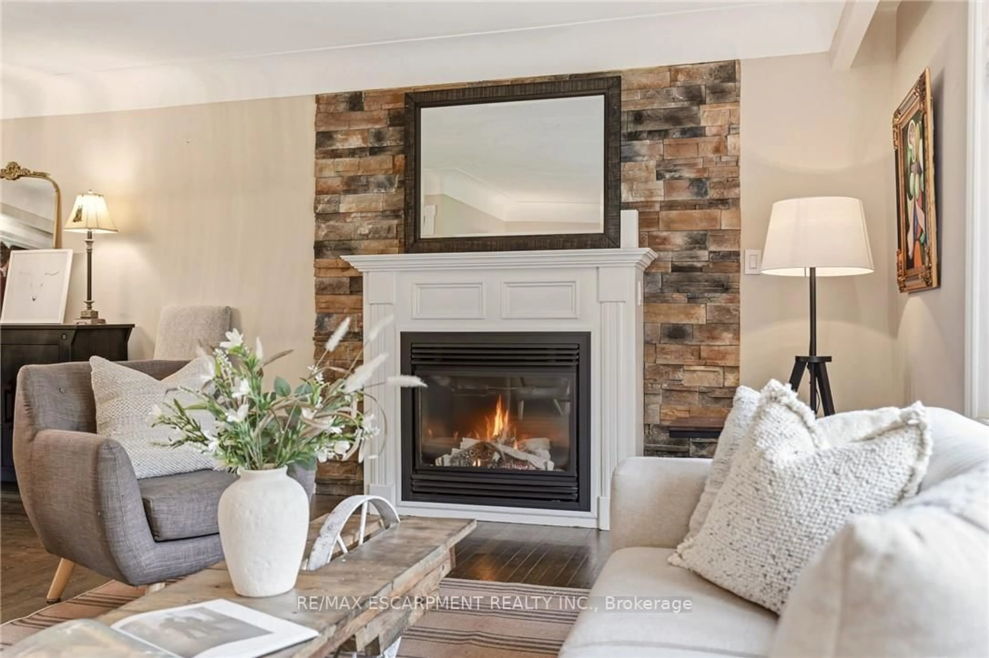 Living room with furniture, unknown for 5258 Cedar Springs Rd, Burlington Ontario L7P 0B9