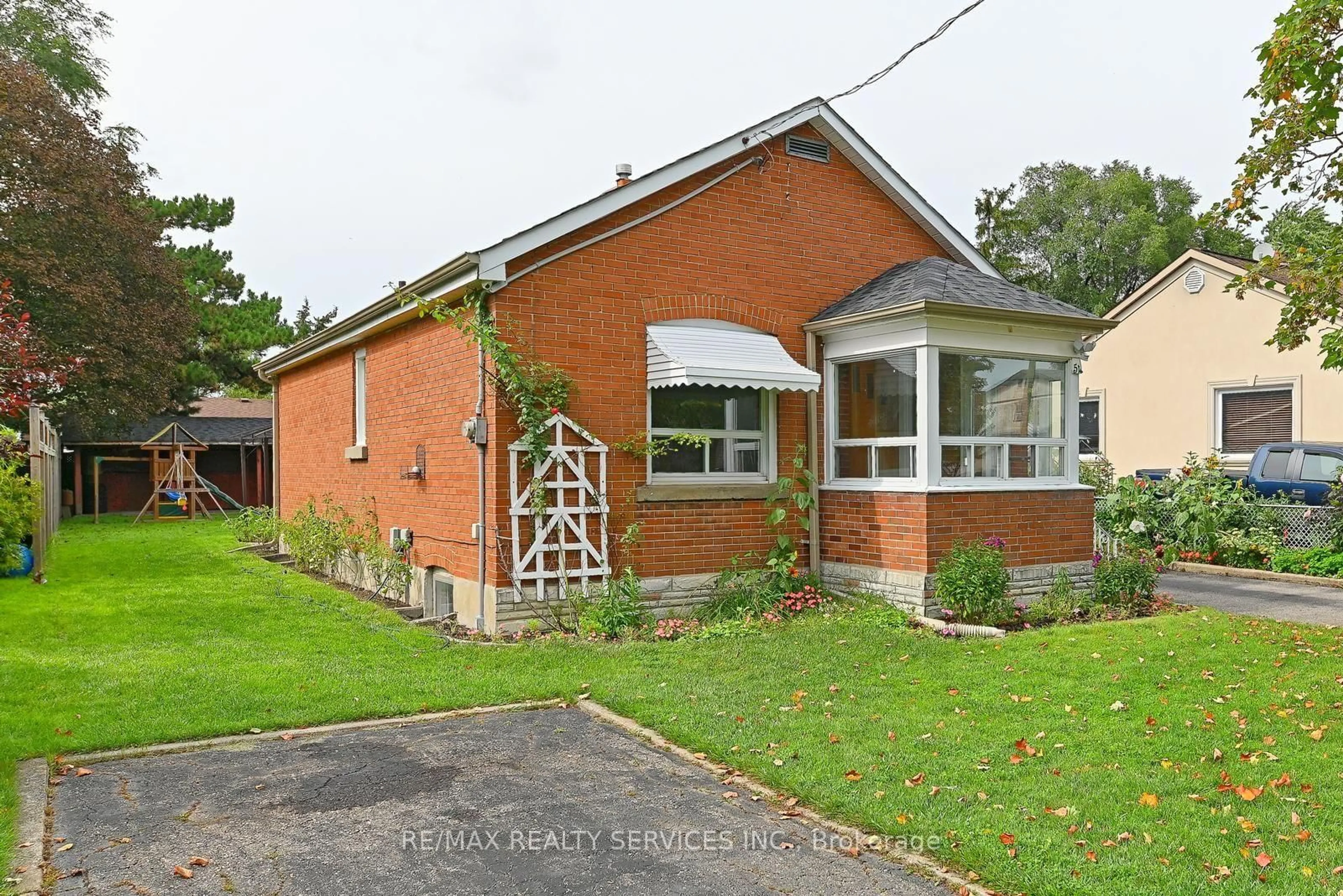 Home with brick exterior material, street for 54 Woodward Ave, Brampton Ontario L6V 1K4