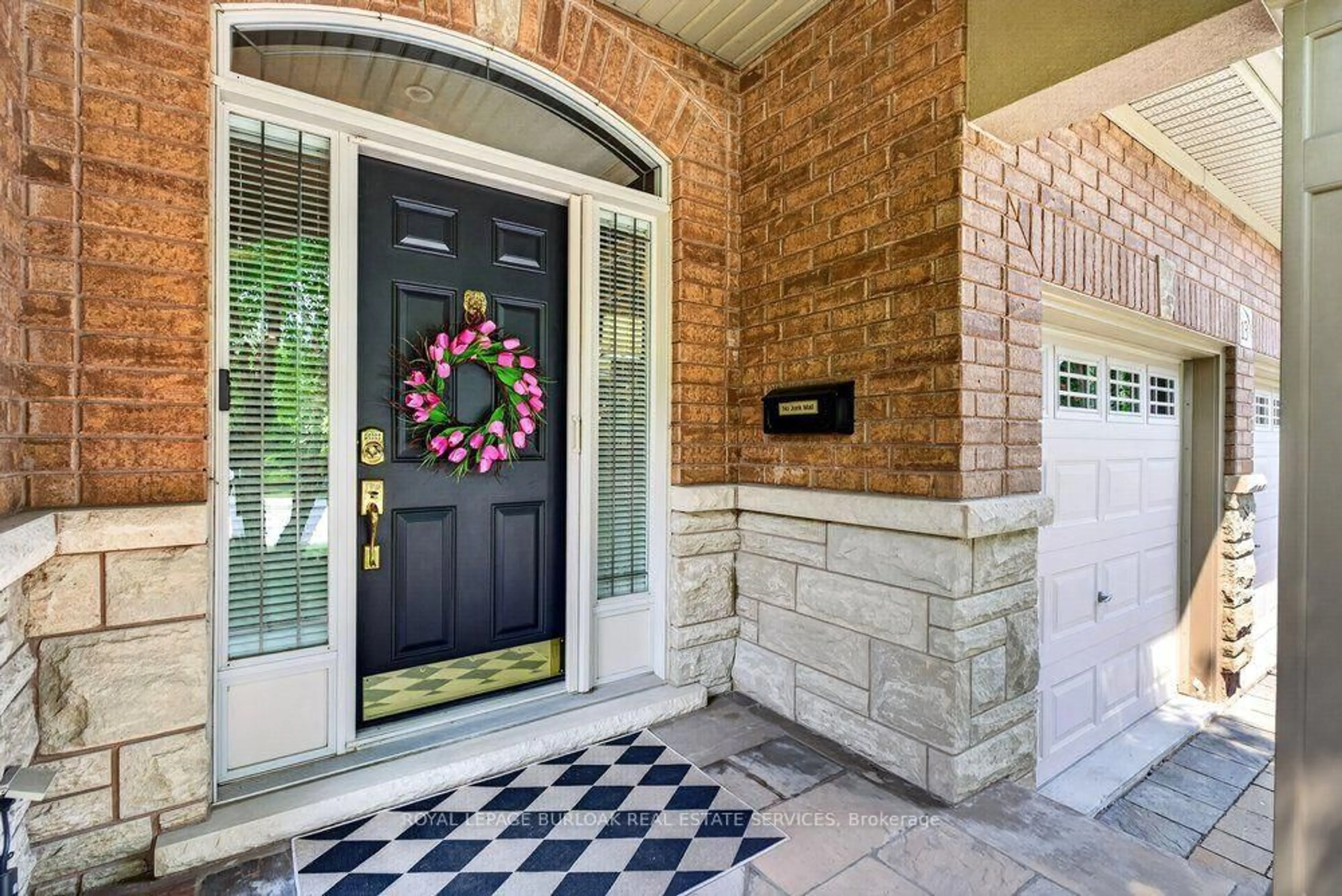 Indoor entryway for 976 Shadeland Ave #13, Burlington Ontario L7T 2M5