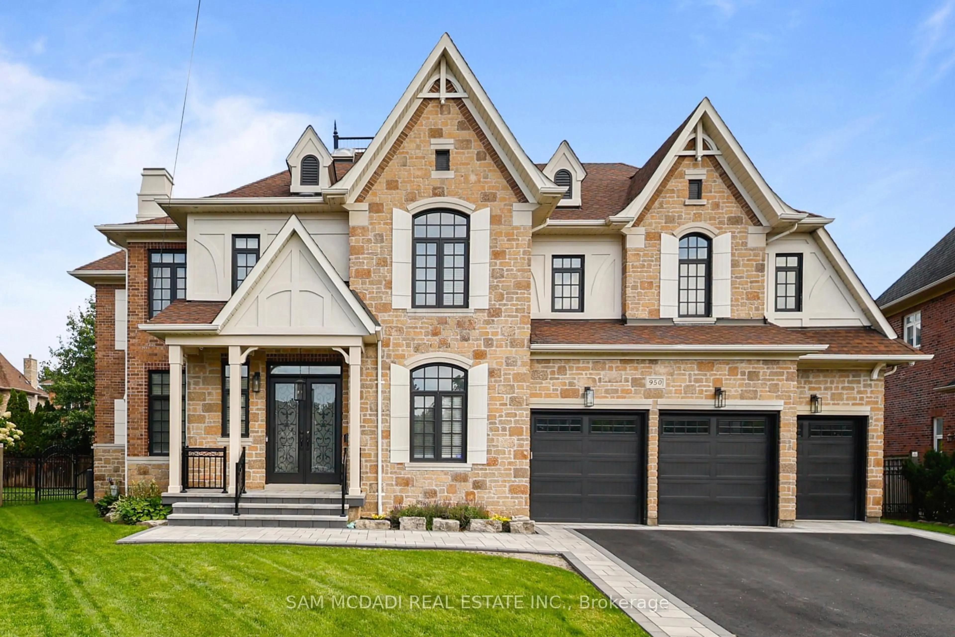 Home with brick exterior material, street for 950 Fredonia Dr, Mississauga Ontario L5C 2W4