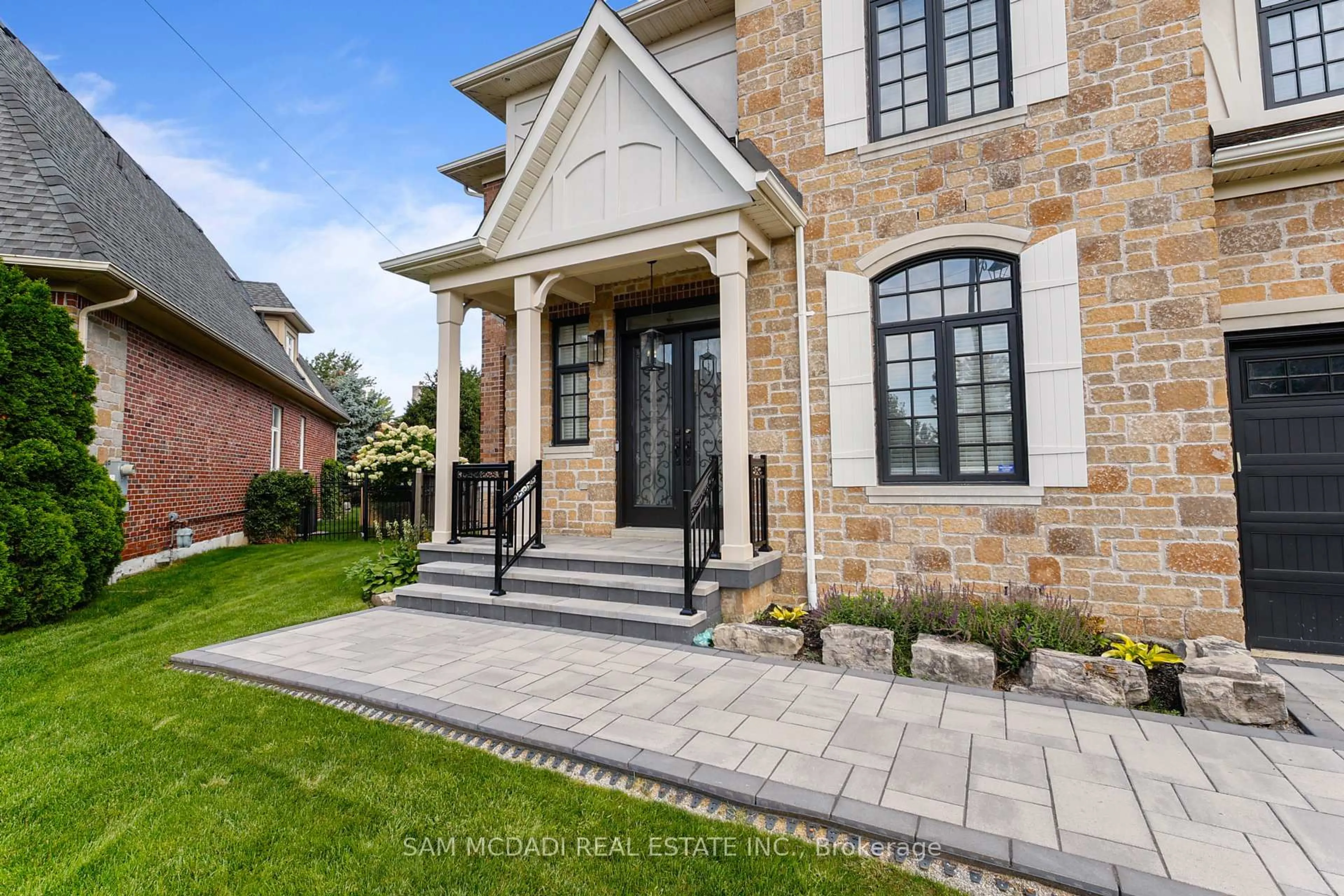 Home with brick exterior material, street for 950 Fredonia Dr, Mississauga Ontario L5C 2W4