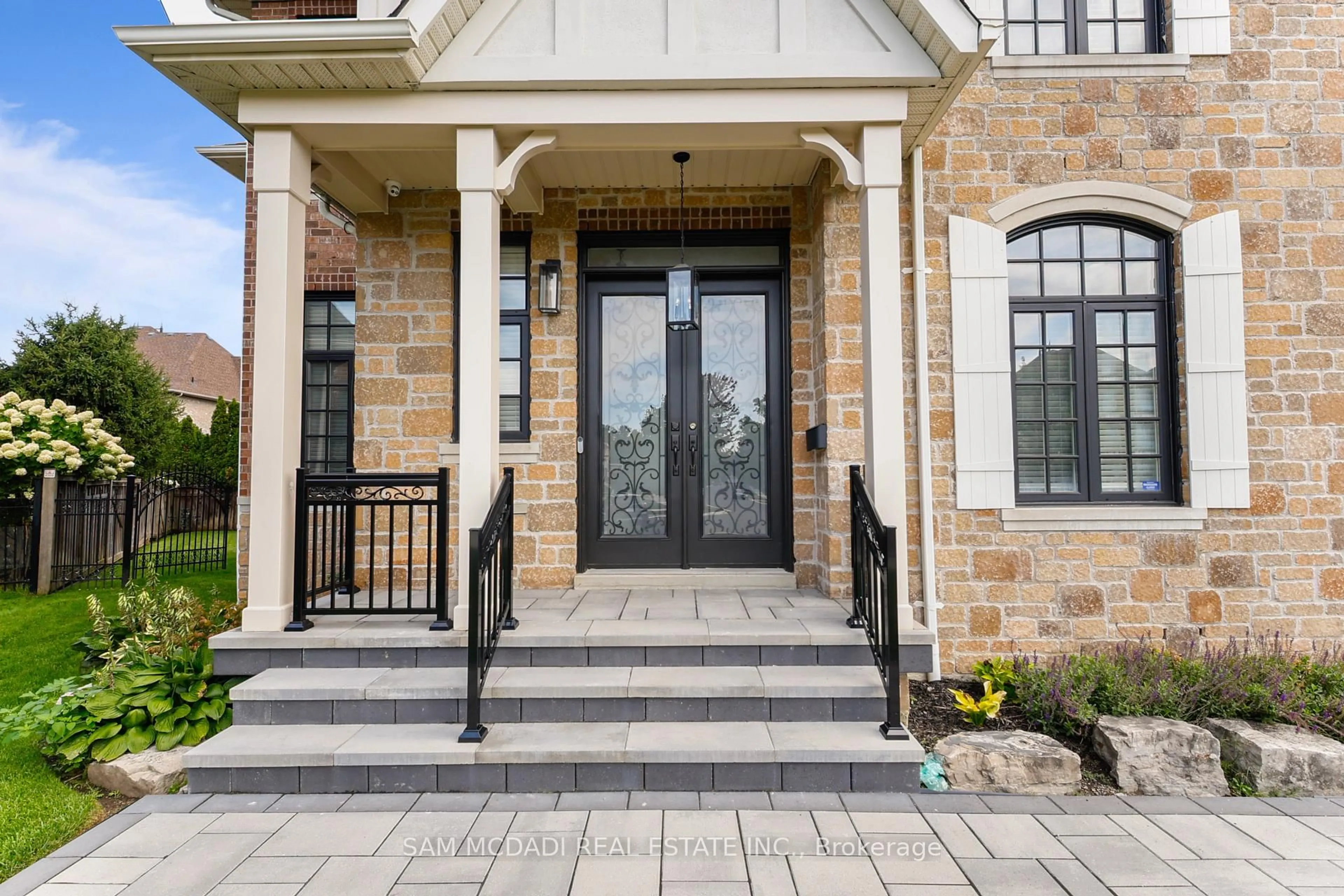 Unknown for 950 Fredonia Dr, Mississauga Ontario L5C 2W4