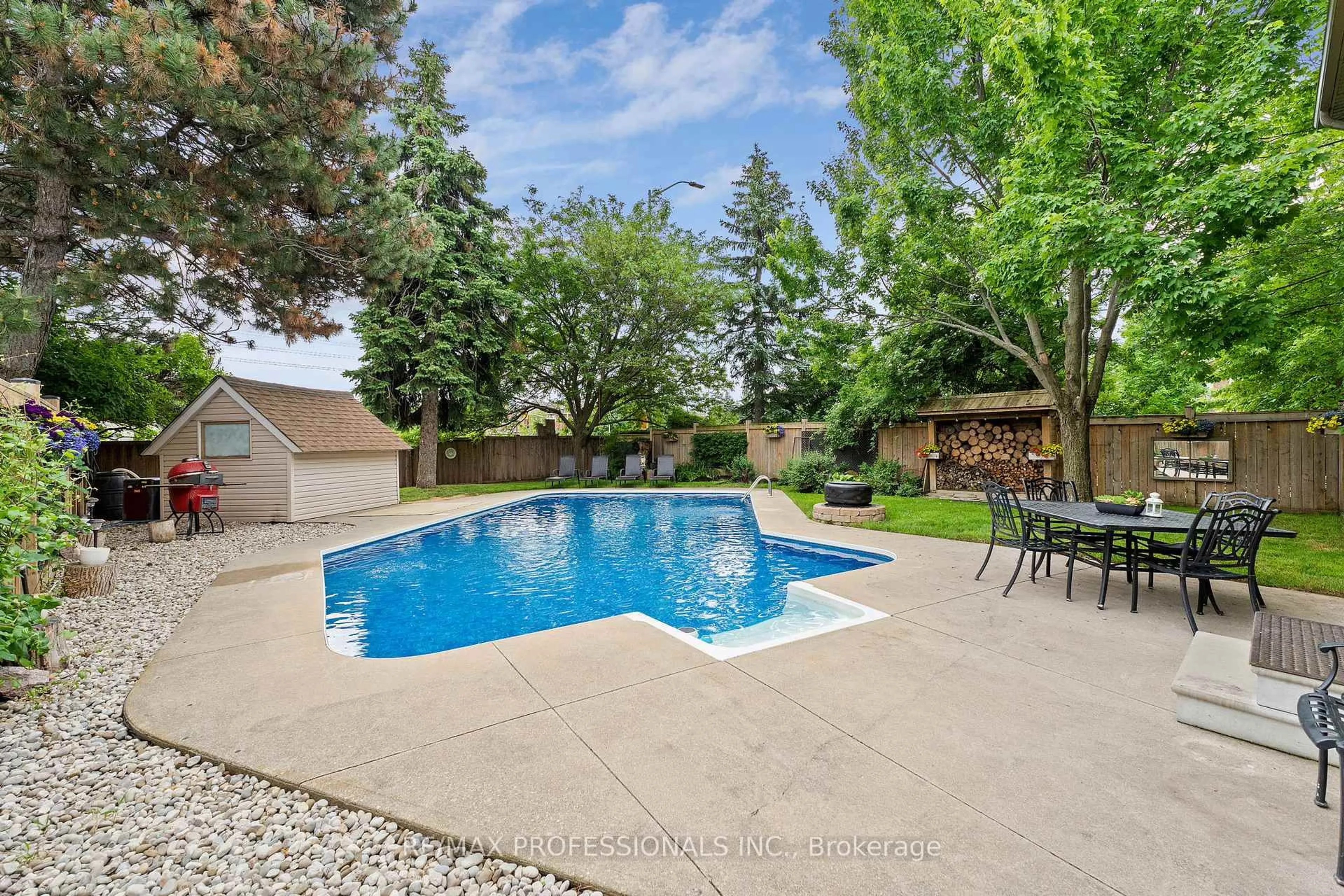 Pool for 6031 Edenwood Dr, Mississauga Ontario L5N 2Y6