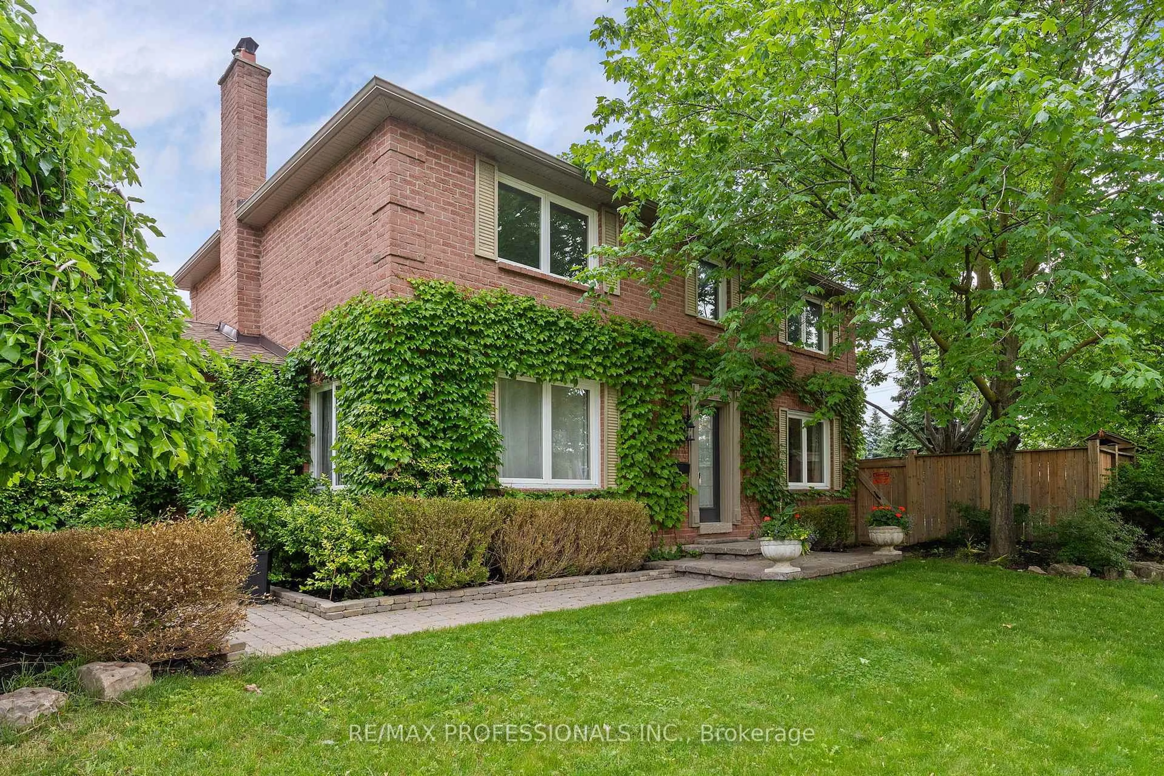Home with brick exterior material, street for 6031 Edenwood Dr, Mississauga Ontario L5N 2Y6