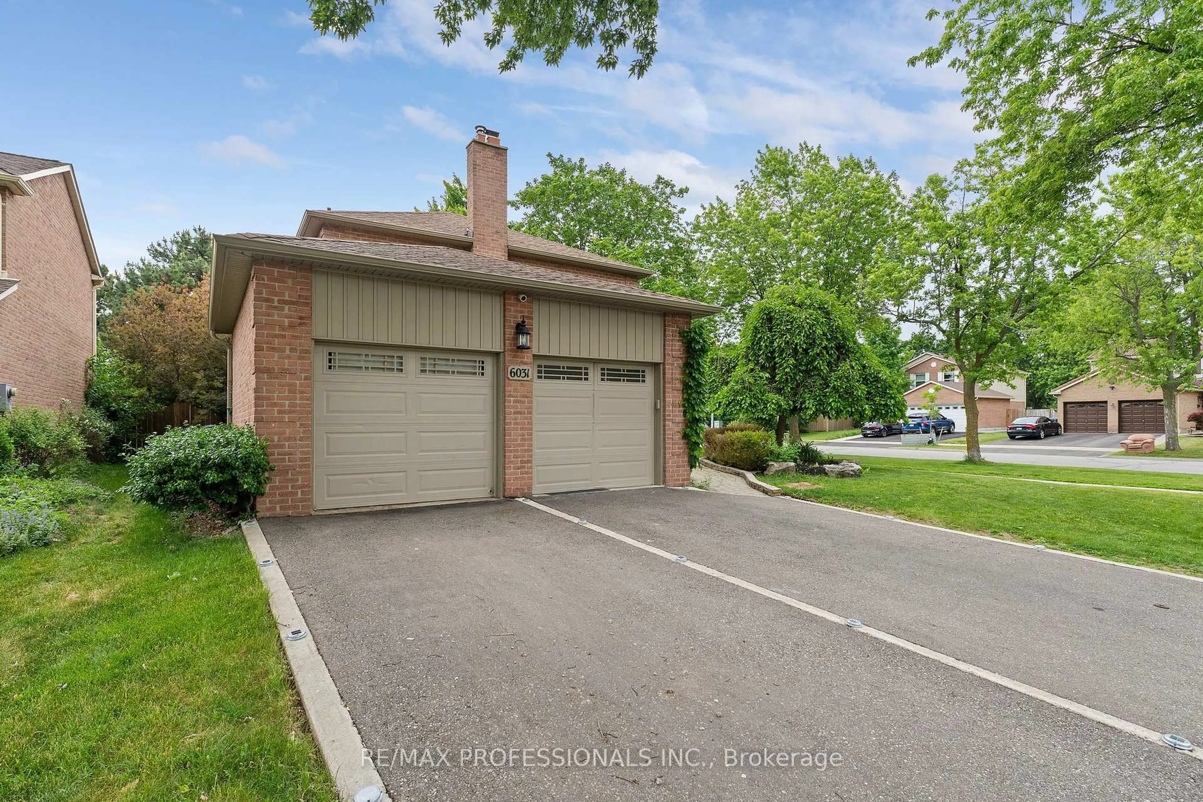 A pic from outside/outdoor area/front of a property/back of a property/a pic from drone, street for 6031 Edenwood Dr, Mississauga Ontario L5N 2Y6
