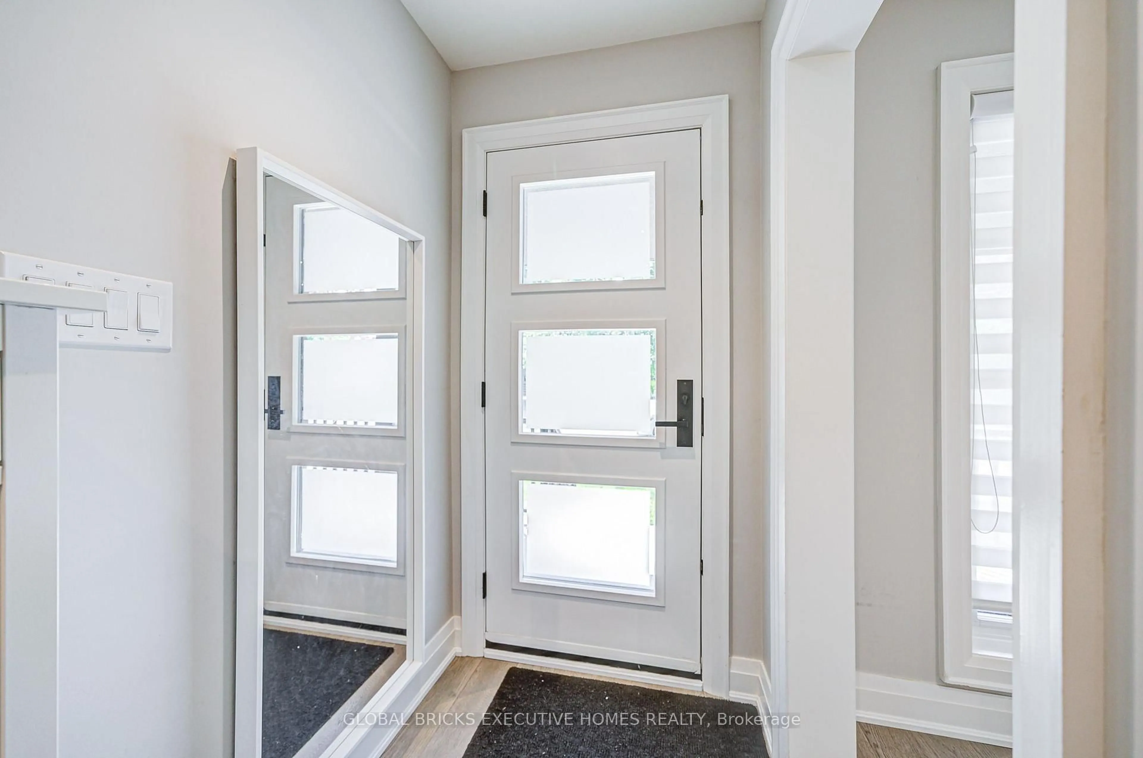 Indoor entryway for 6 Cardigan Rd, Toronto Ontario M8Z 2V9