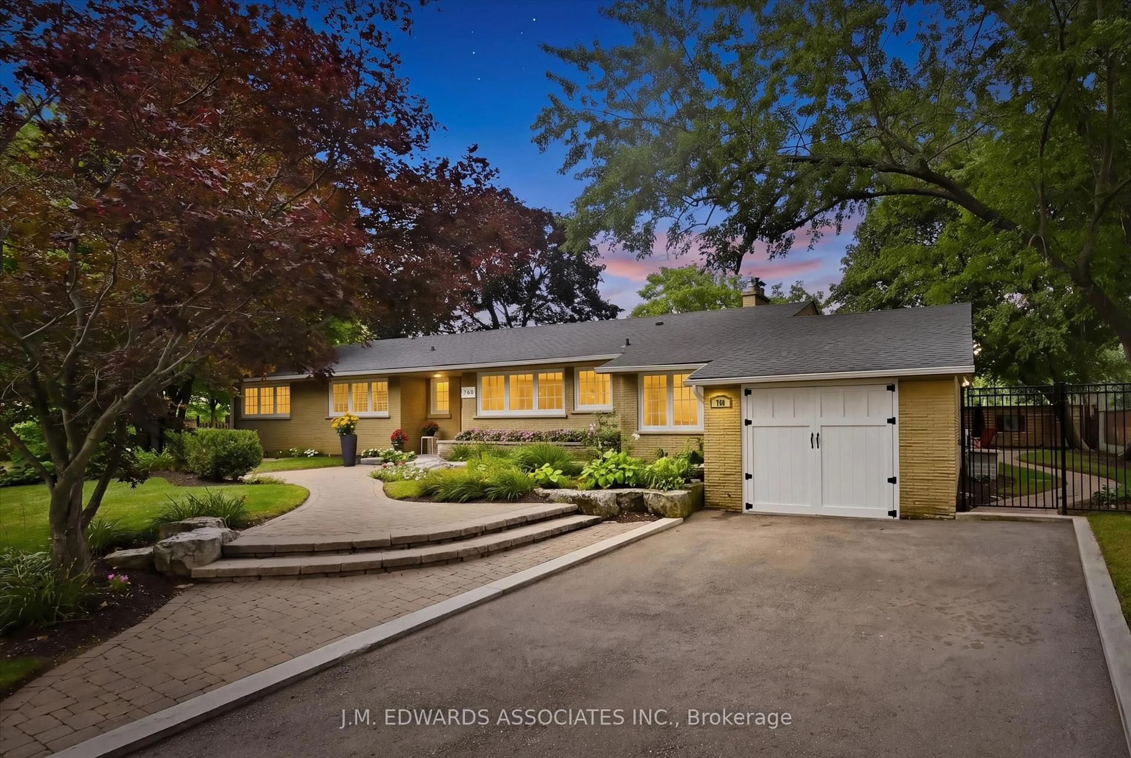 A pic from outside/outdoor area/front of a property/back of a property/a pic from drone, street for 760 Kingsway Dr, Burlington Ontario L7T 3H4