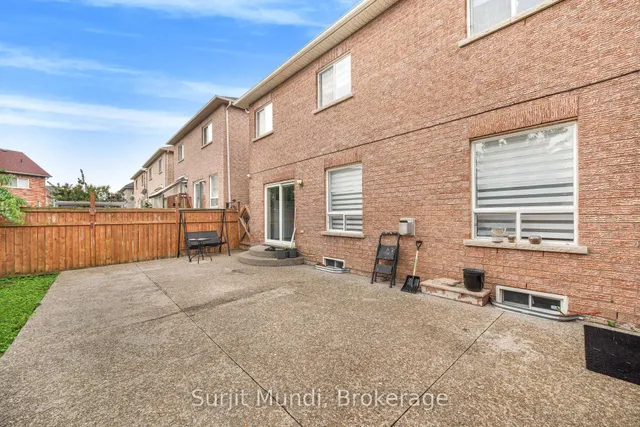 21 Amboise Cres, Brampton 5