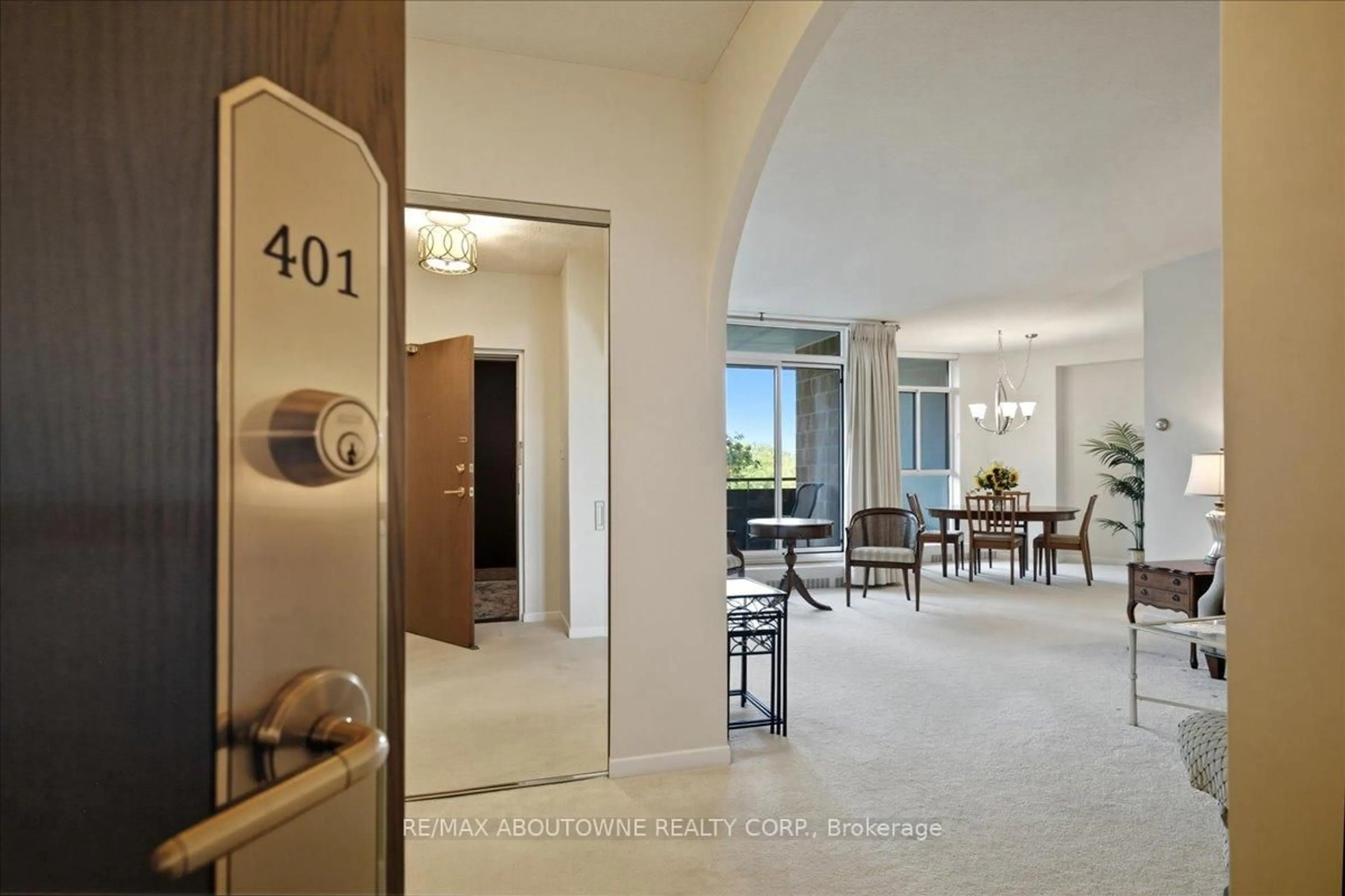 Indoor foyer for 5250 Lakeshore Rd #401, Burlington Ontario L7L 5L2
