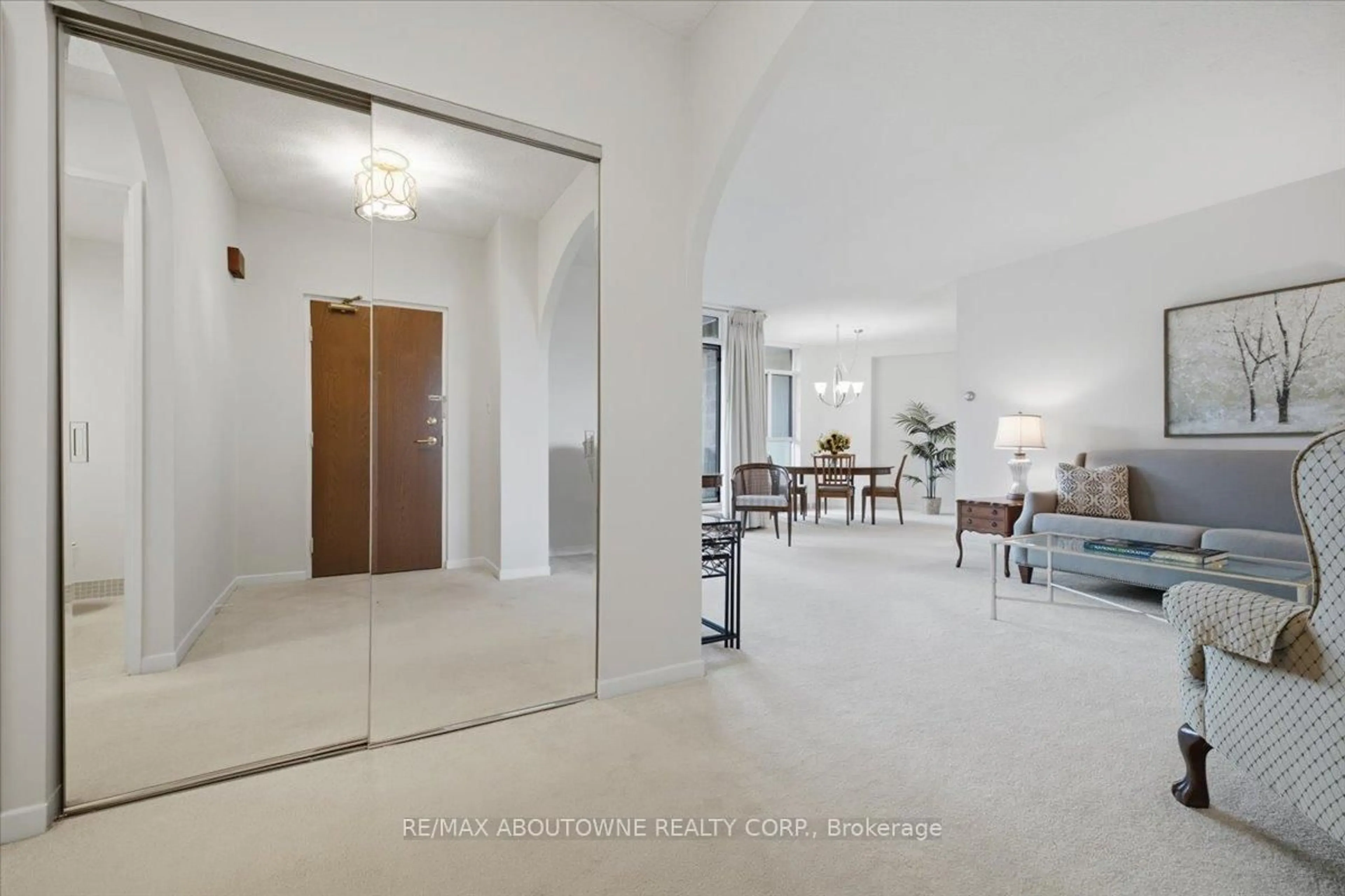 Indoor foyer for 5250 Lakeshore Rd #401, Burlington Ontario L7L 5L2