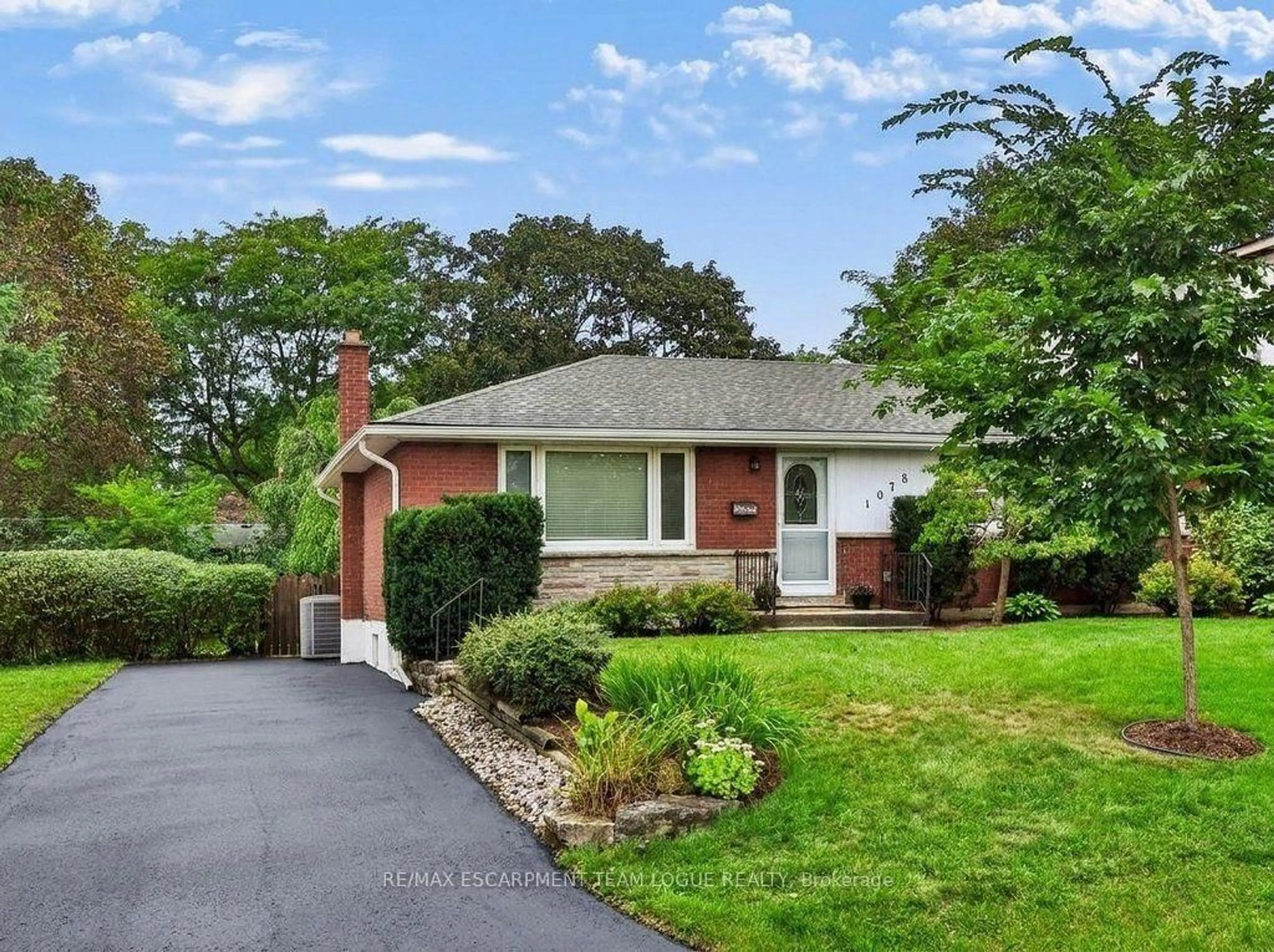 Home with brick exterior material, street for 1078 DALEWOOD Ave, Burlington Ontario L7T 2K9