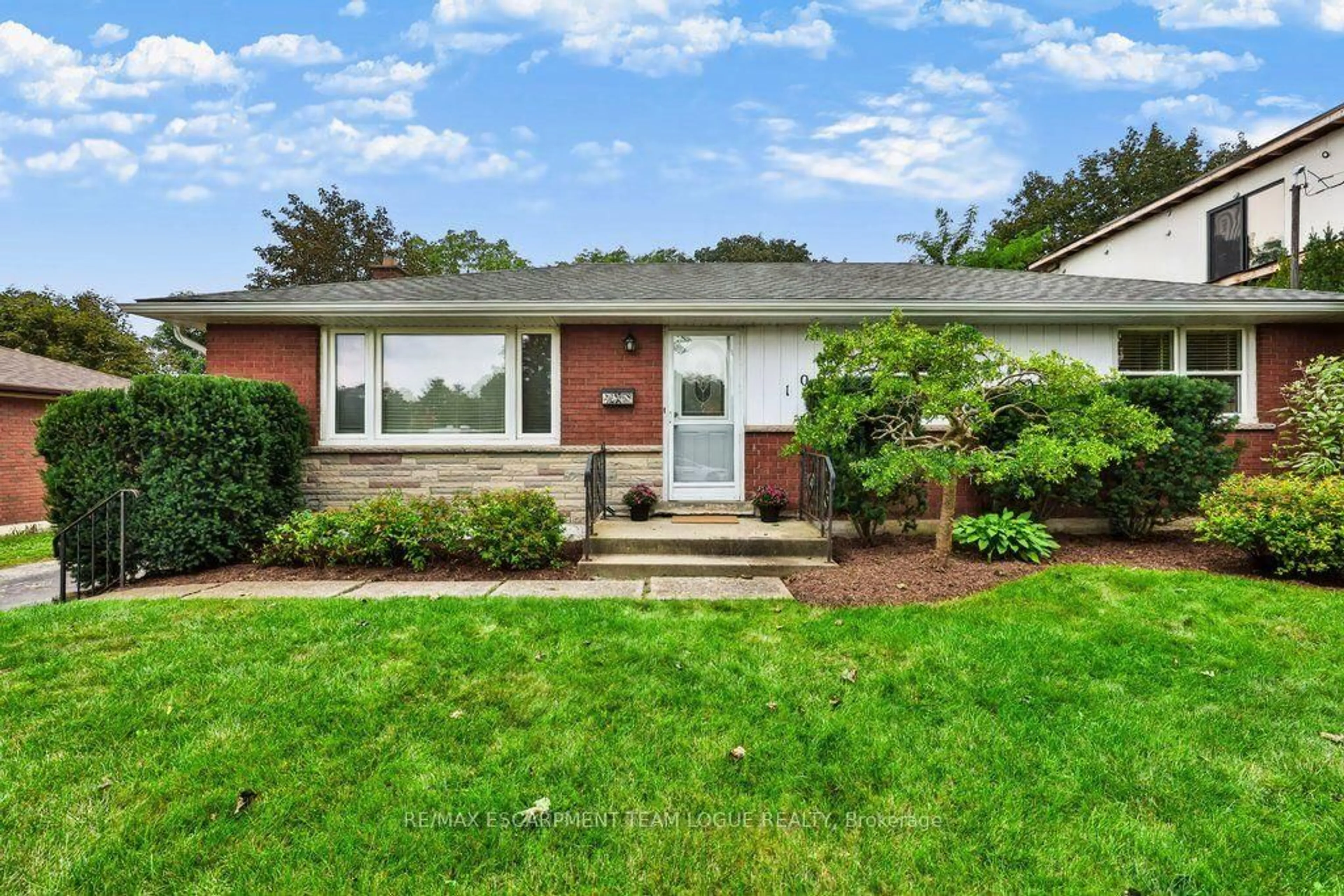 Home with brick exterior material, street for 1078 DALEWOOD Ave, Burlington Ontario L7T 2K9